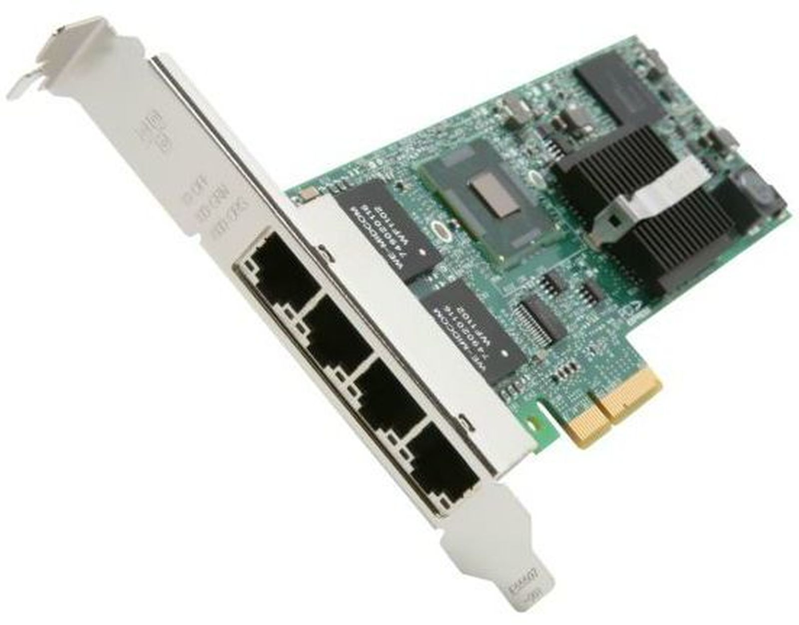 Eine Computernetzwerkkarte mit mehreren Anschlüssen, Chips und einem Kühlkörper, isoliert vor weißem Hintergrund.