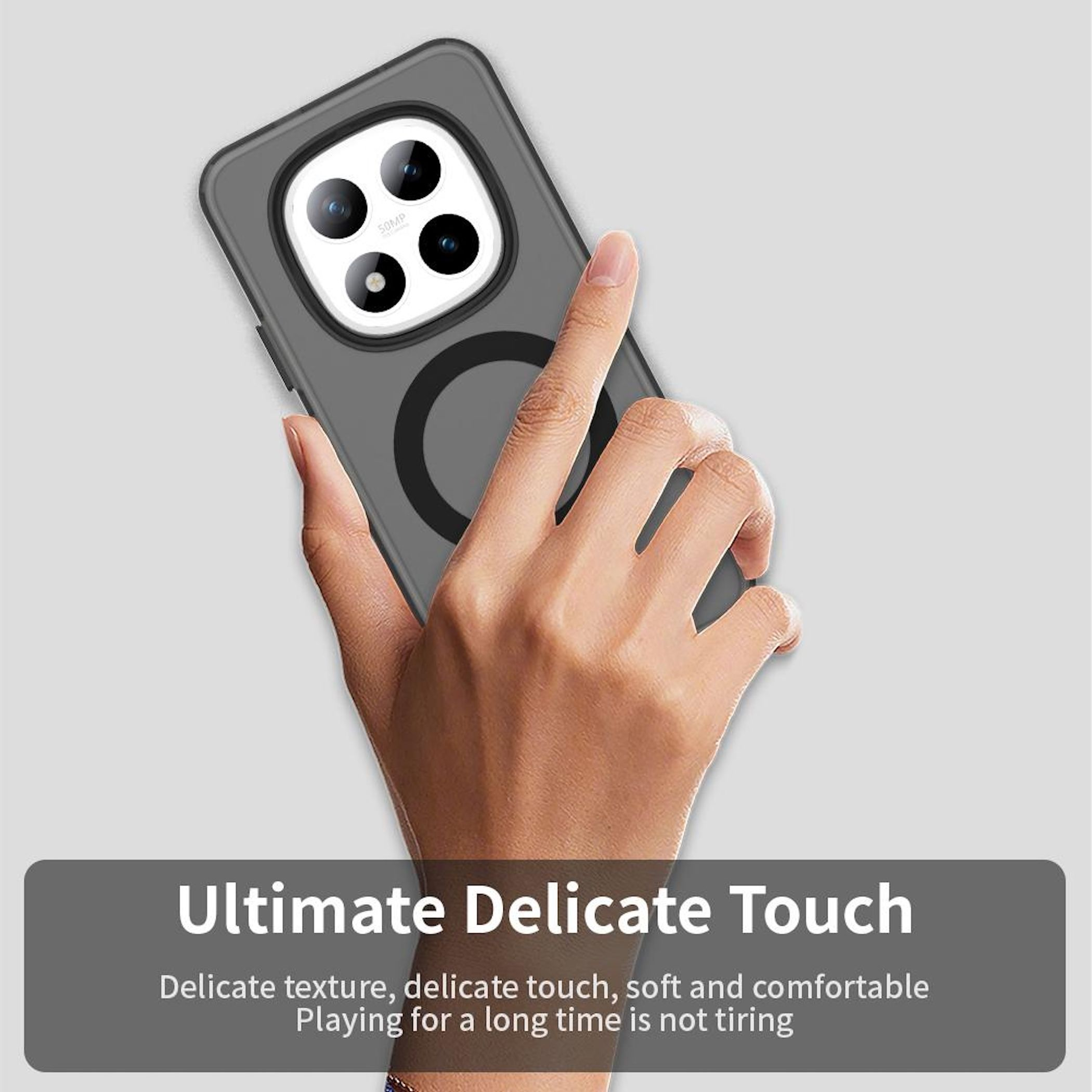Mano sosteniendo una funda de teléfono con un módulo de cámara. El texto dice 'Ultimate Delicate Touch'.