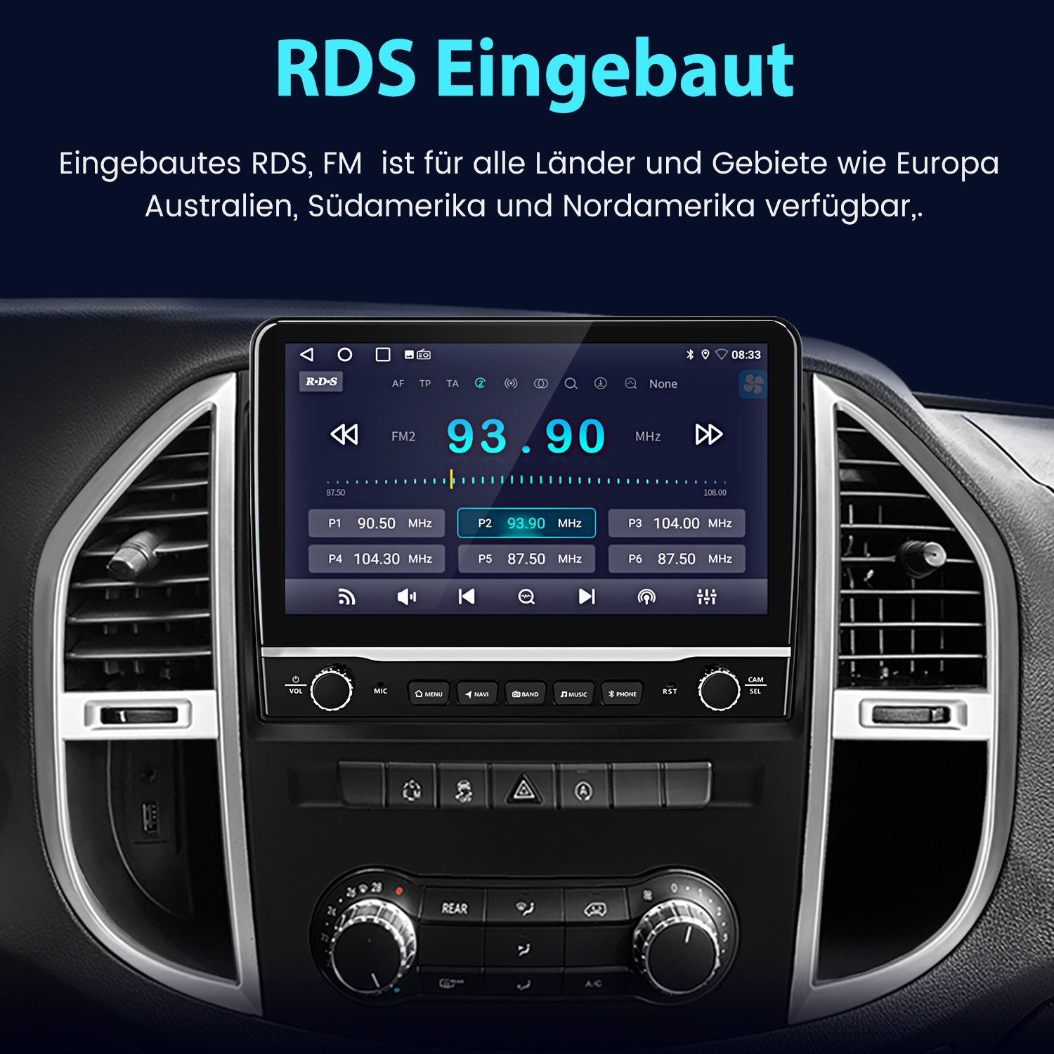 Autoradio-Bildschirm mit der FM-Frequenz 93,90 MHz. Der Bildschirm befindet sich im Armaturenbrett eines Autos.