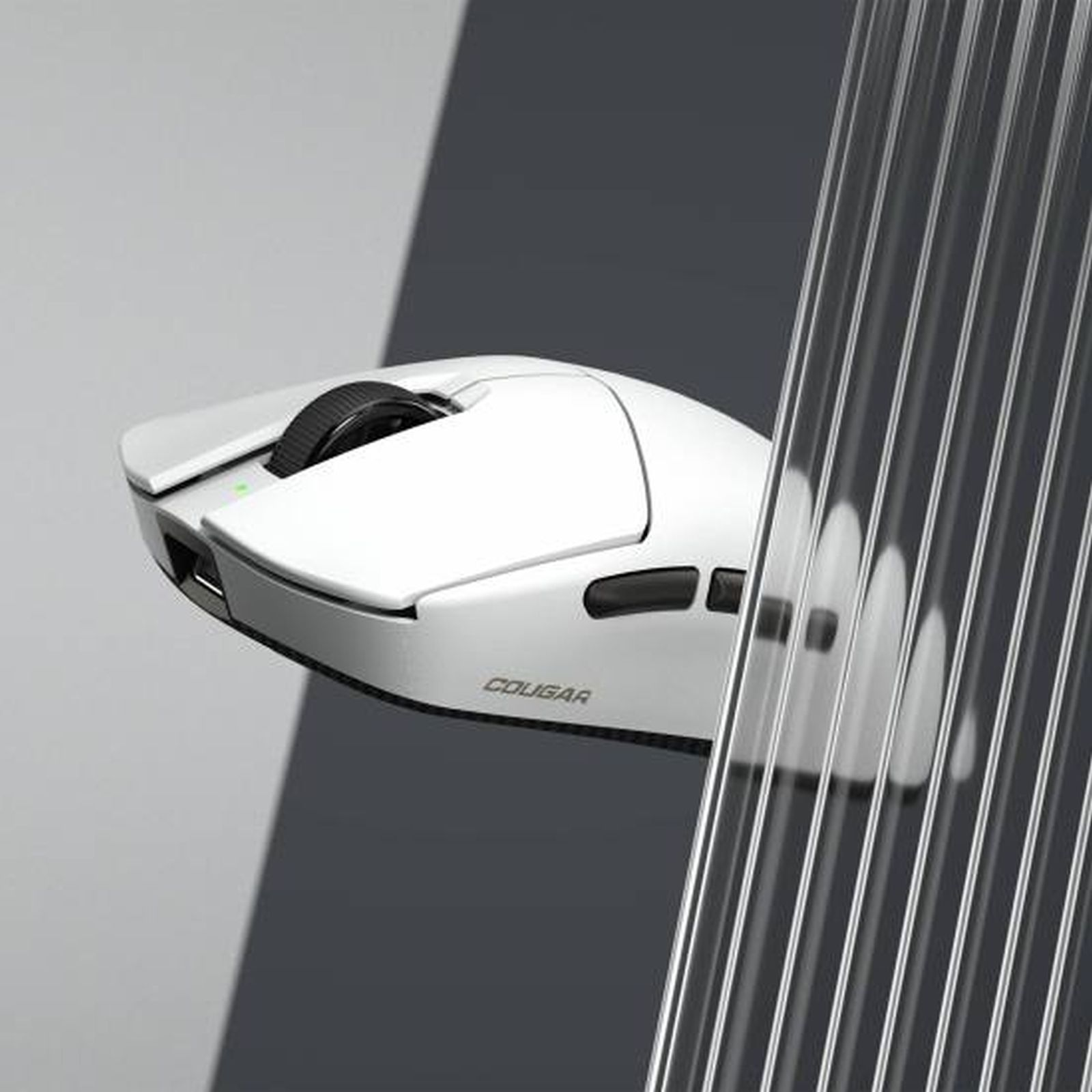Mouse da gioco Cougar bianco, rotella e pulsanti neri. Sfondo grigio e bianco, con linee verticali.