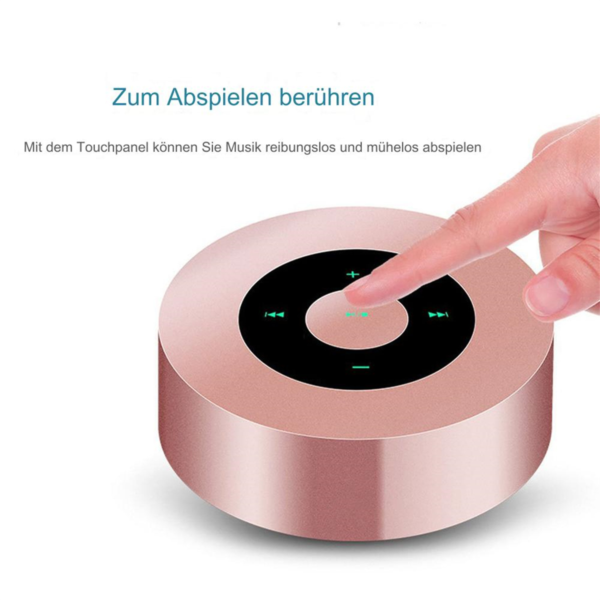 Eine Hand berührt einen roségoldenen kreisförmigen Lautsprecher. Der Lautsprecher hat eine schwarze Mitte mit Steuertasten. Text oben: 'Zum Abspielen berühren'.