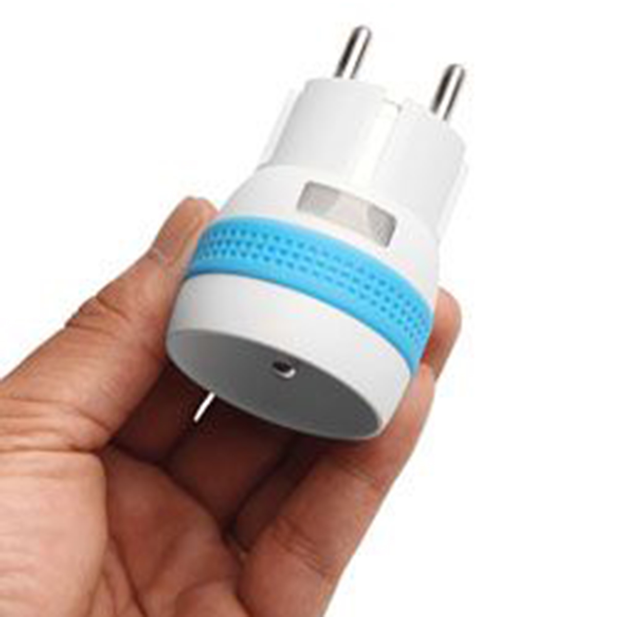 Un adaptador eléctrico blanco y azul sostenido en una mano. Tiene dos clavijas metálicas y una banda azul texturizada.