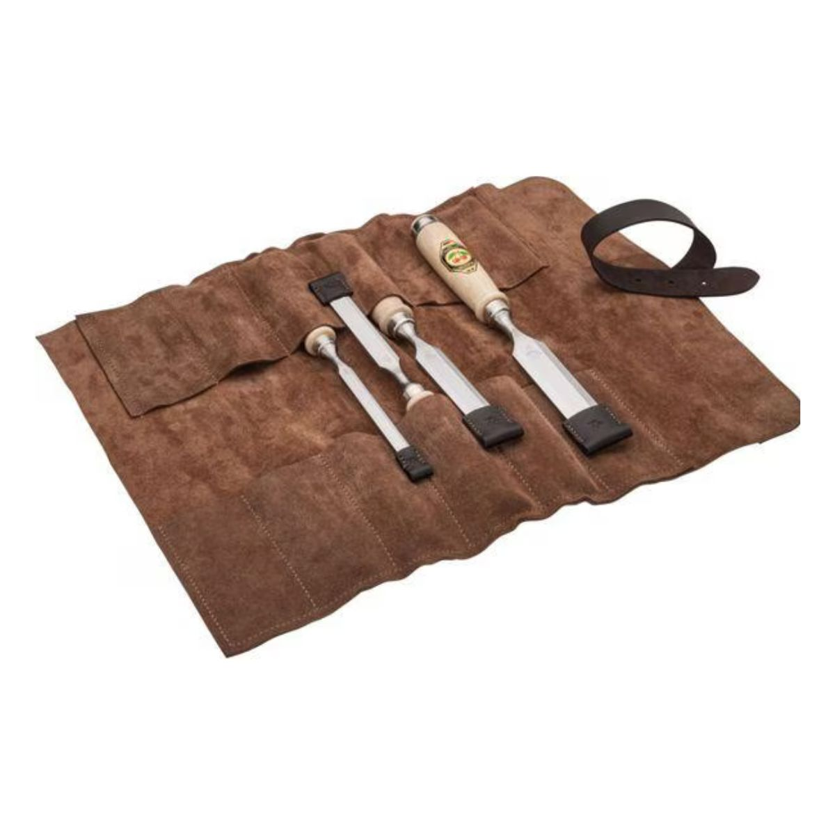 Holzmeißel-Set auf einer braunen Lederrolle. Die Meißel haben Holzgriffe und Metallklingen. Ein Lederriemen ist ebenfalls vorhanden.