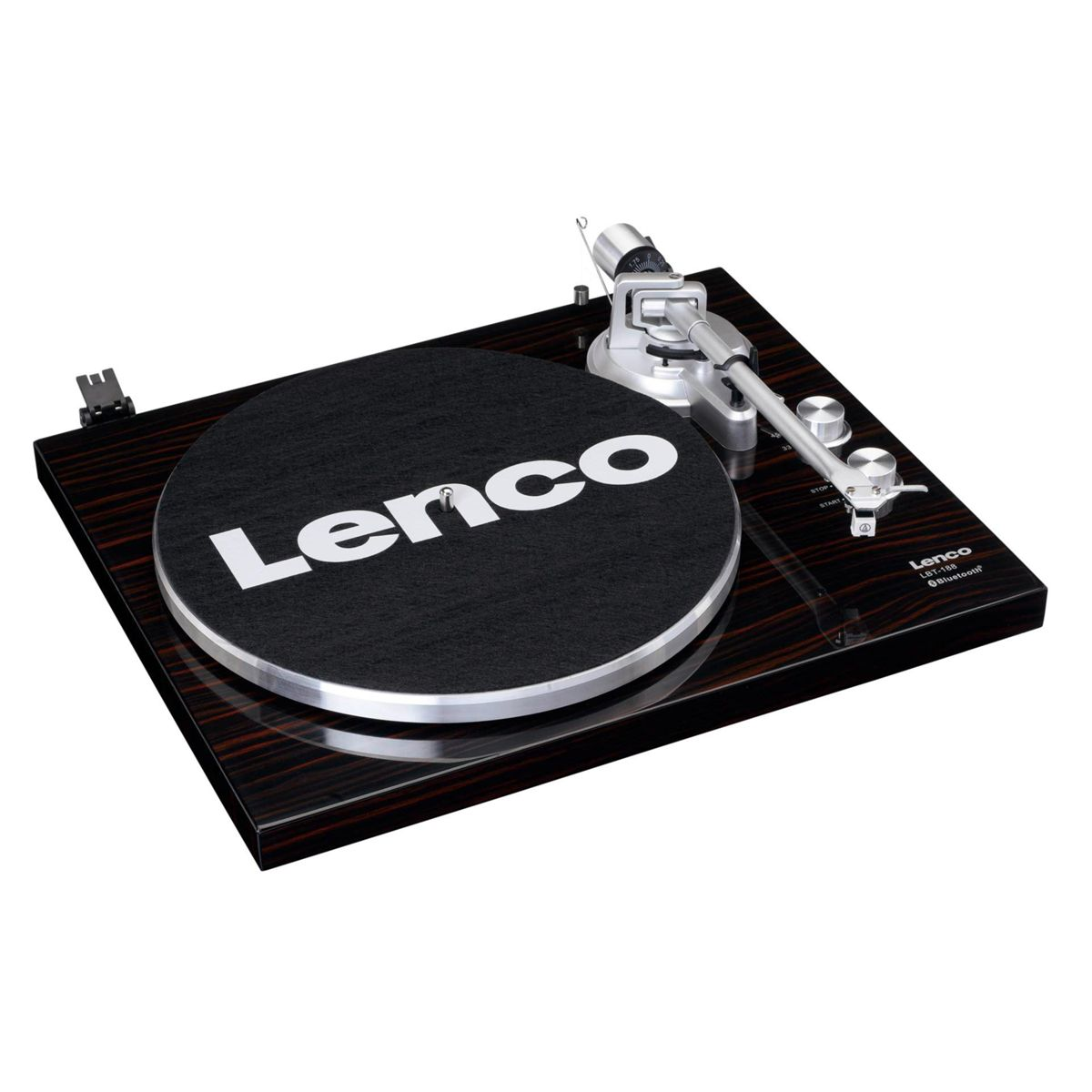 Ein Lenco-Plattenspieler mit schwarzer Platte, silbernem Arm und Holzsockel. Das Lenco-Logo ist deutlich auf der Platte zu sehen.