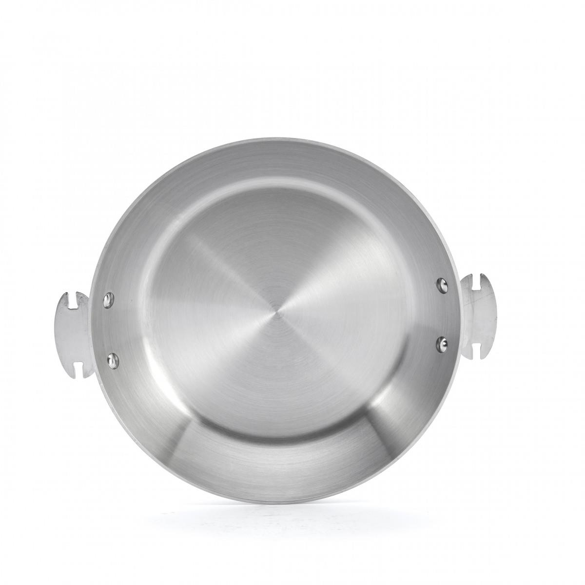 Una sartén redonda de acero inoxidable con dos asas en lados opuestos. La sartén tiene un acabado de metal cepillado y está sobre fondo blanco.
