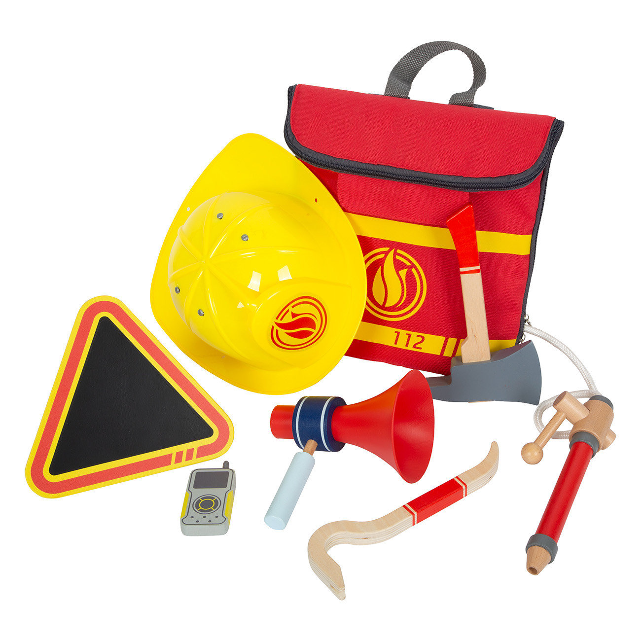 Un set di pompieri giocattolo con elmetto giallo, borsa rossa, ascia, megafono e altri strumenti. Tutti colorati e in legno.