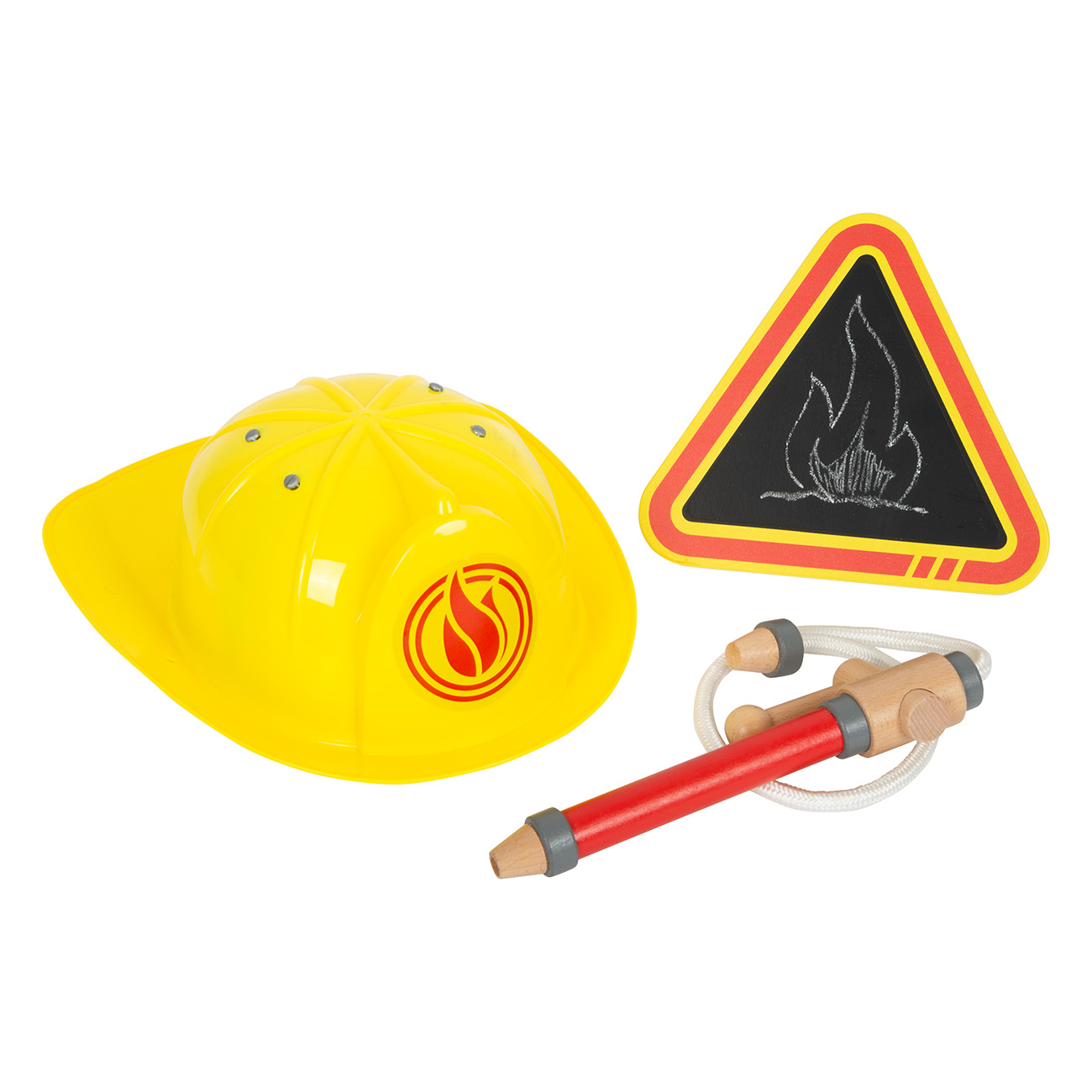 Casco da pompiere giocattolo giallo, cartello del fuoco e un tubo flessibile antincendio giocattolo rosso e in legno su sfondo bianco.