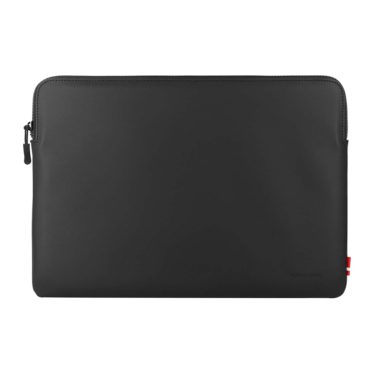 Una custodia nera per laptop con cerniera. L'angolo in basso a destra ha un logo e una striscia rossa e bianca.