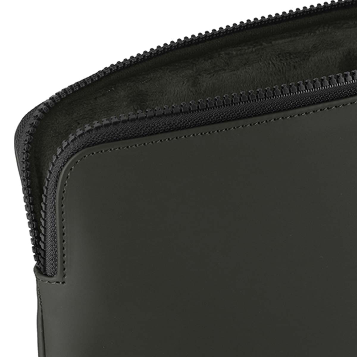 Primo piano di una custodia per laptop in pelle nera. La cerniera è visibile e parzialmente aperta, rivelando l'interno.