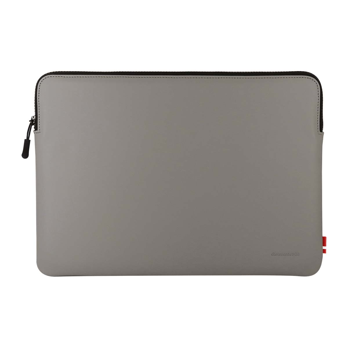 Une housse d'ordinateur portable en cuir gris avec une fermeture éclair et une bordure noires. La marque est en bas à droite avec une bande rouge.