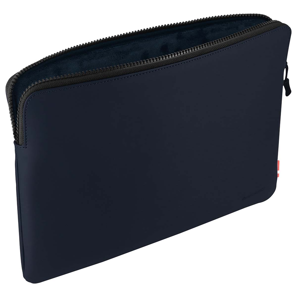 Eine marineblaue Laptoptasche mit schwarzem Reißverschluss ist leicht geöffnet. Die Innenseite ist dunkelblau. Ein kleines rotes Logo befindet sich rechts.