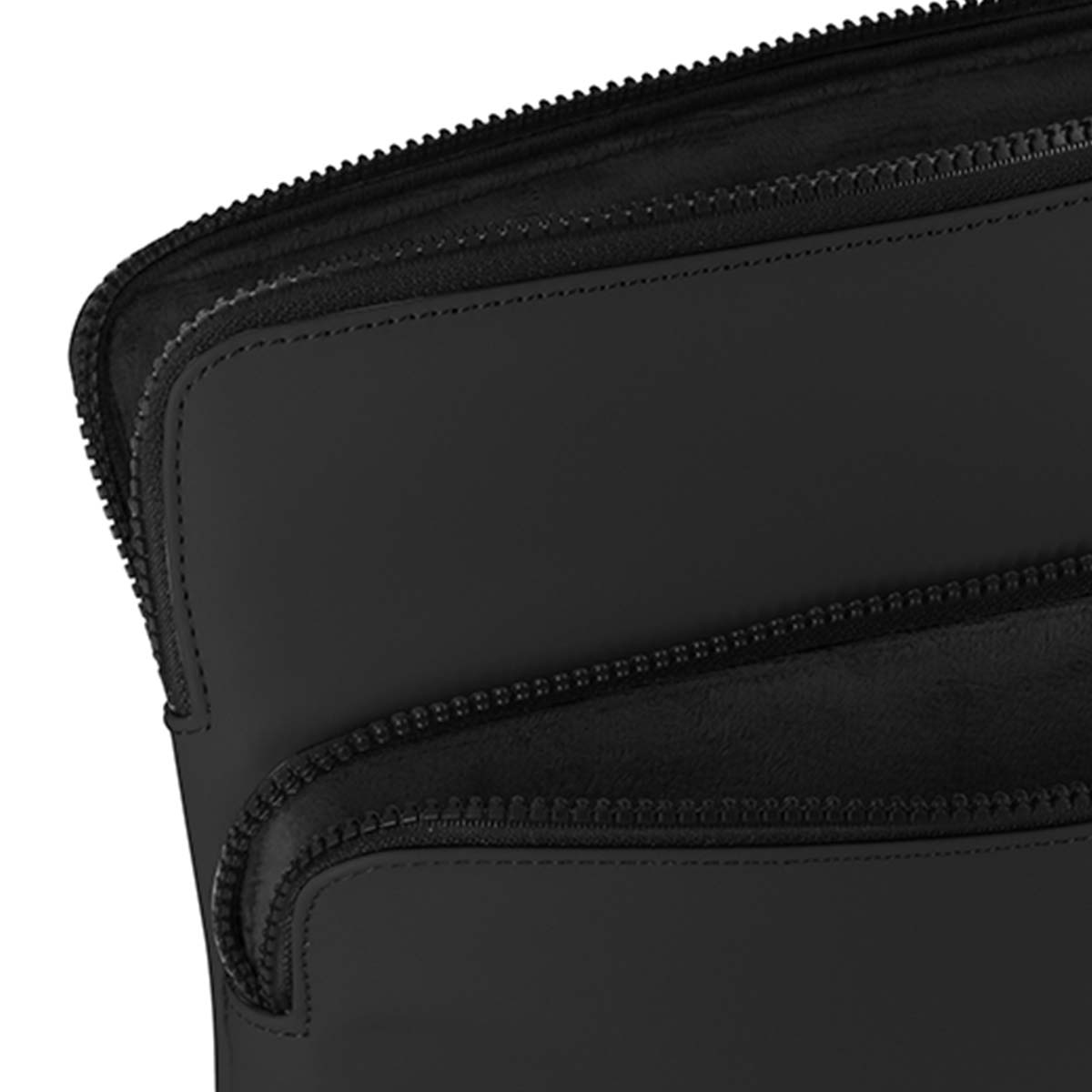 Nahaufnahme einer schwarzen Ledertasche mit Reißverschlüssen. Die Tasche ist teilweise geöffnet und gibt einen Einblick in das Innere.