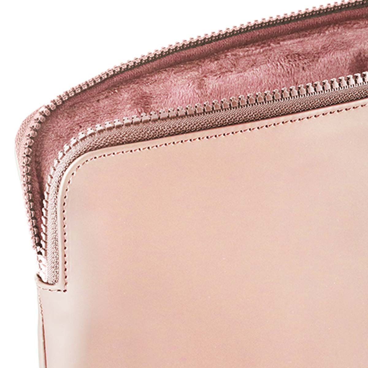 Primo piano di una custodia rosa con cerniera. La cerniera è visibile, con un interno rosa morbido. La custodia ha un esterno liscio e lucido.