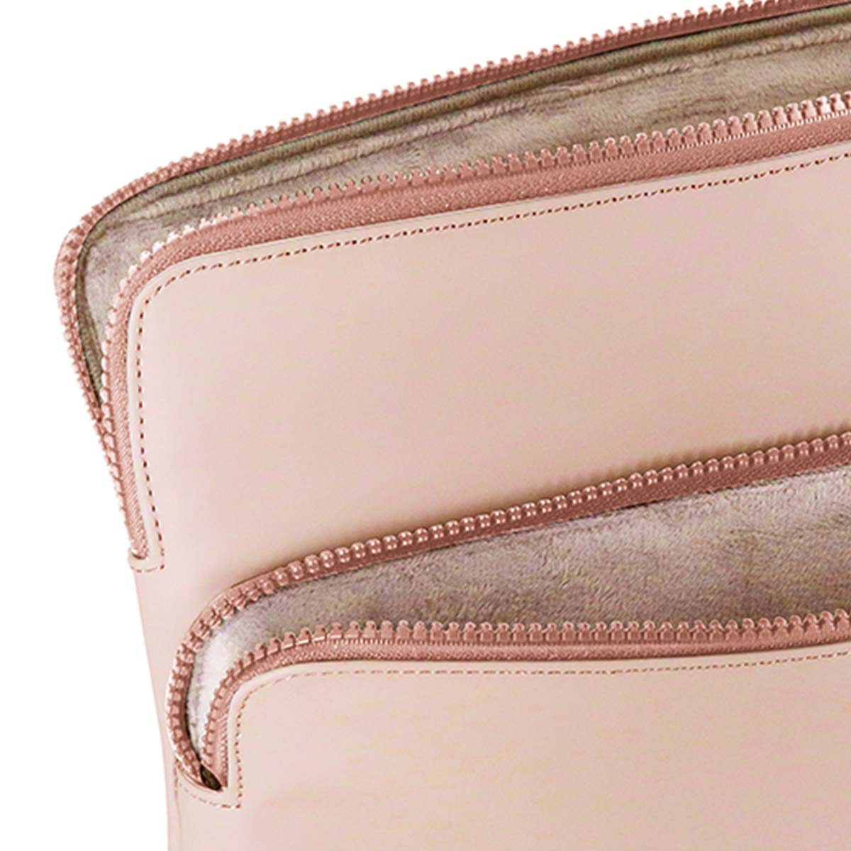 Primo piano di una custodia rosa per laptop. La custodia ha una cerniera e una morbida fodera interna. Il materiale è liscio e lucido.