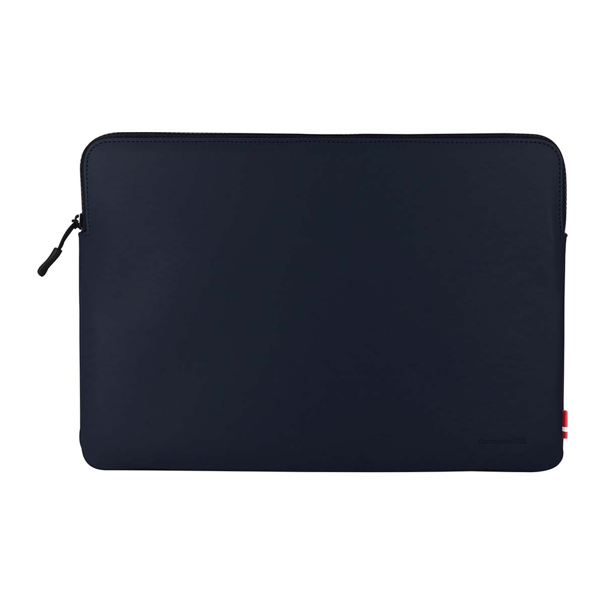 Una custodia blu navy per laptop con cerniera nera e un piccolo logo rosso e bianco. La custodia è rettangolare con angoli arrotondati.