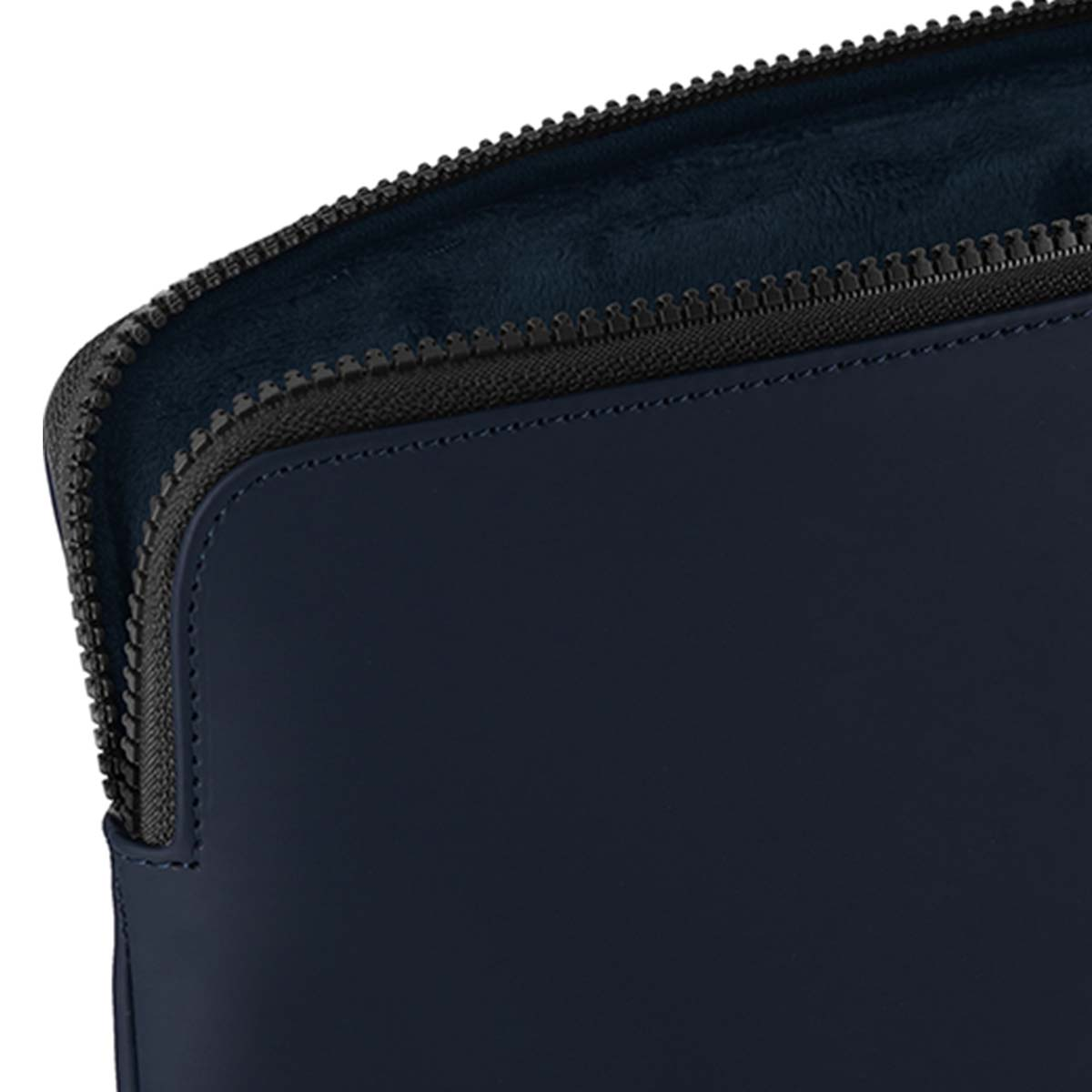 Primo piano di una custodia blu navy, aperta in alto. Una cerniera nera corre lungo il bordo. L'interno è blu scuro.