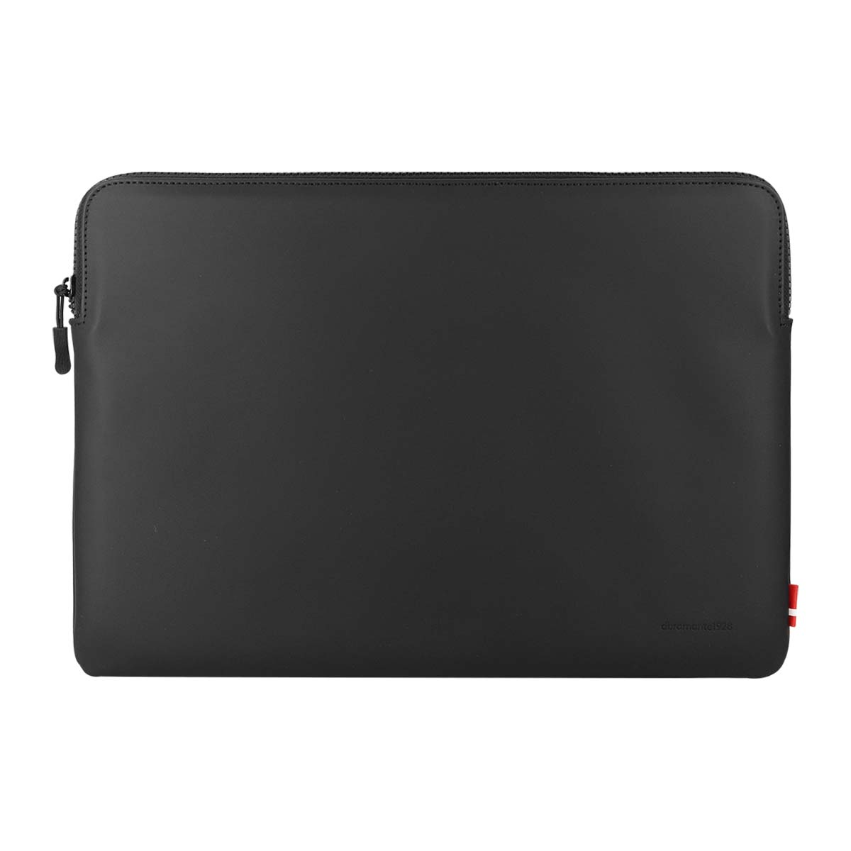 Une housse noire pour ordinateur portable avec fermeture éclair. La marque est en bas à droite.