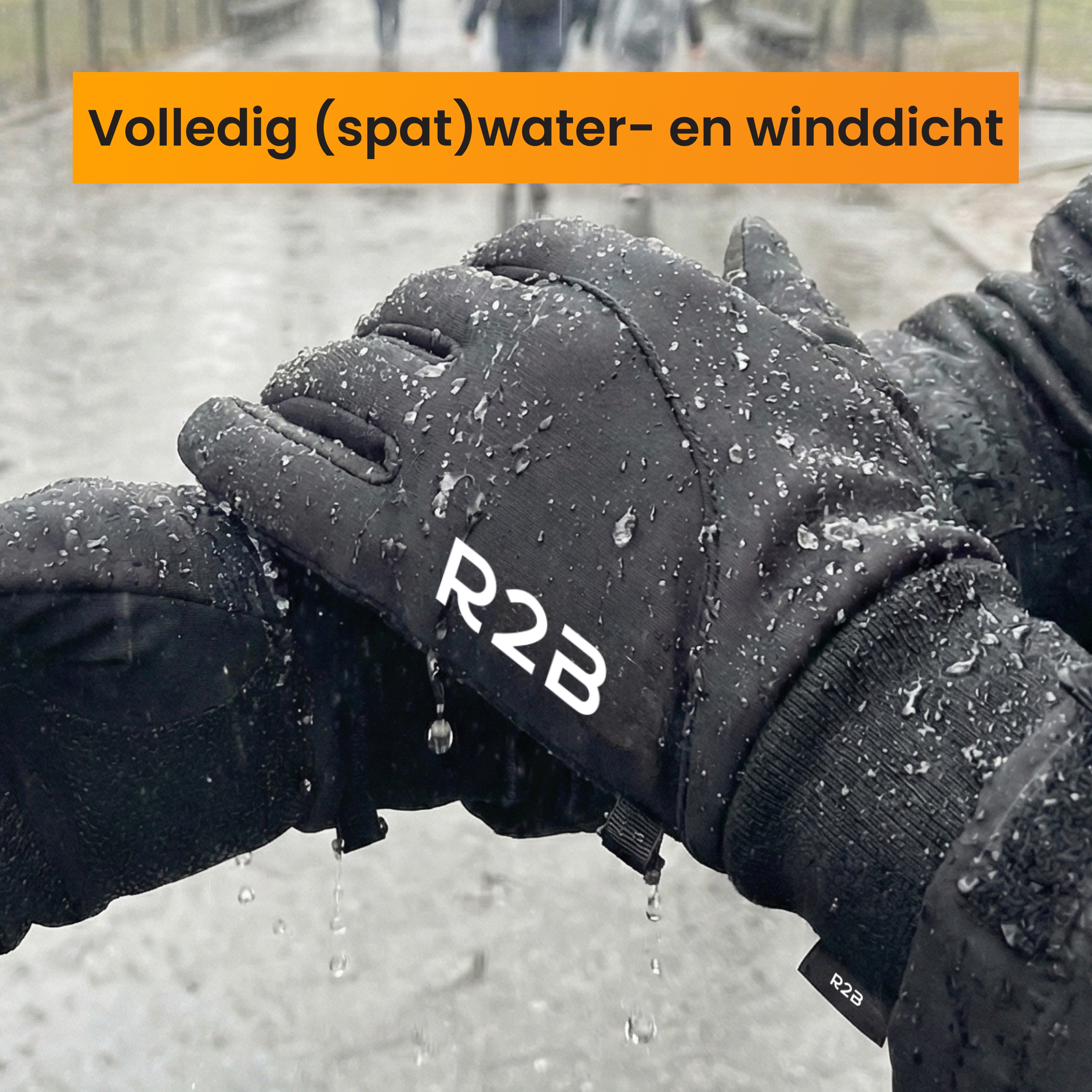 Gros plan sur des gants noirs et imperméables avec des gouttelettes d'eau. Le texte blanc sur le gant indique 'R2B'. Le fond est flou.