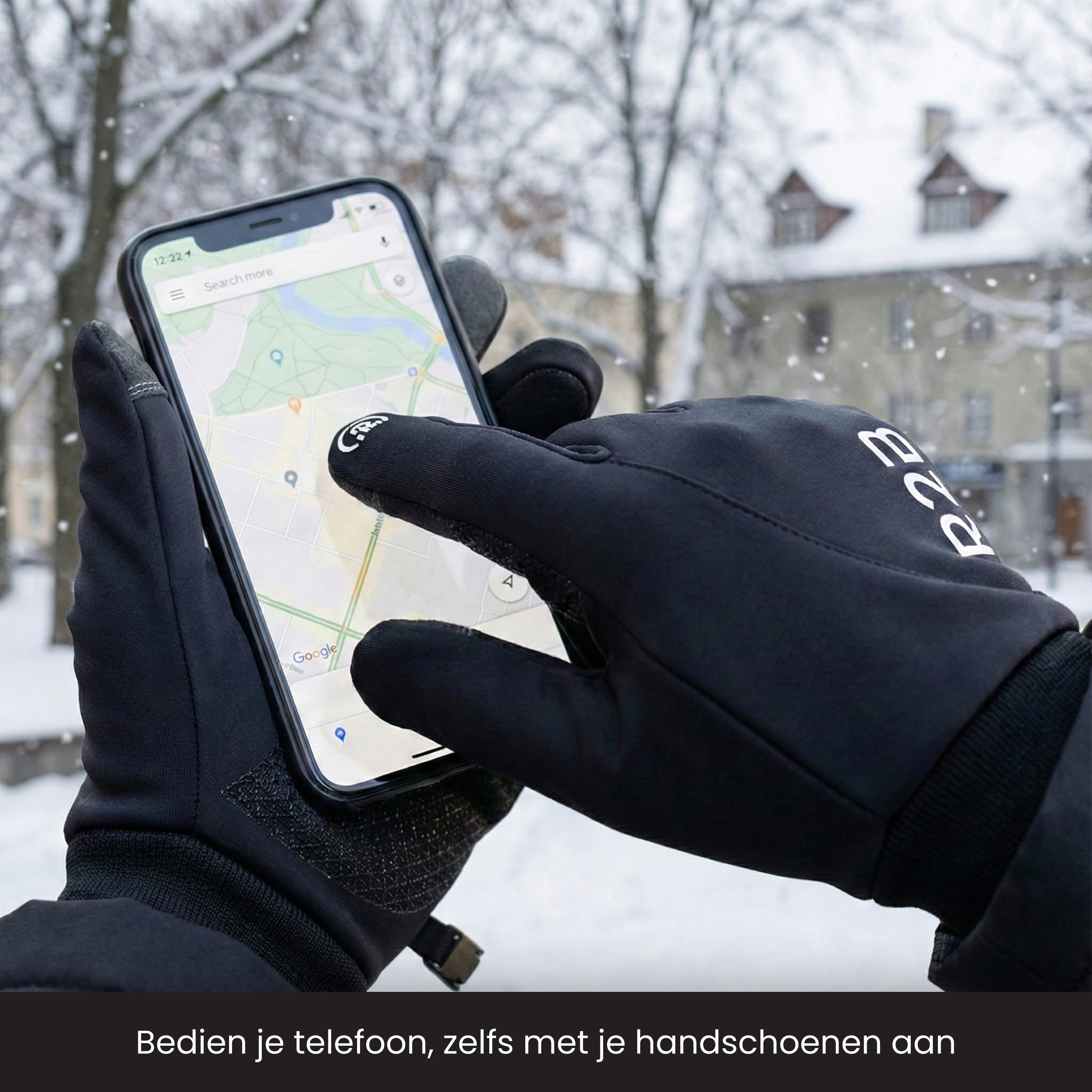 Des mains gantées de noir utilisent un téléphone en hiver. Une carte est à l'écran. Des bâtiments et de la neige sont visibles.