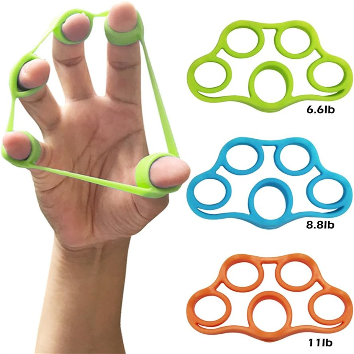 Eine Hand, die einen grünen Finger-Trainer trägt. Drei farbige Trainer sind ebenfalls abgebildet, jeder mit Widerstand gekennzeichnet.