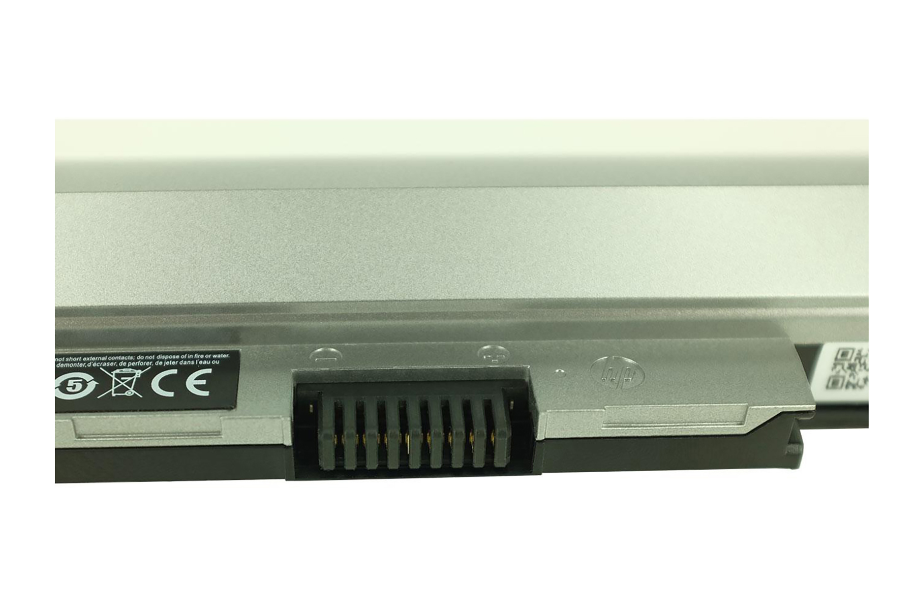 Nahaufnahme eines Laptop-Batterieanschlusses. Der Akku hat ein silbernes Gehäuse mit einem schwarzen Anschluss. Sicherheitssymbole sind sichtbar.