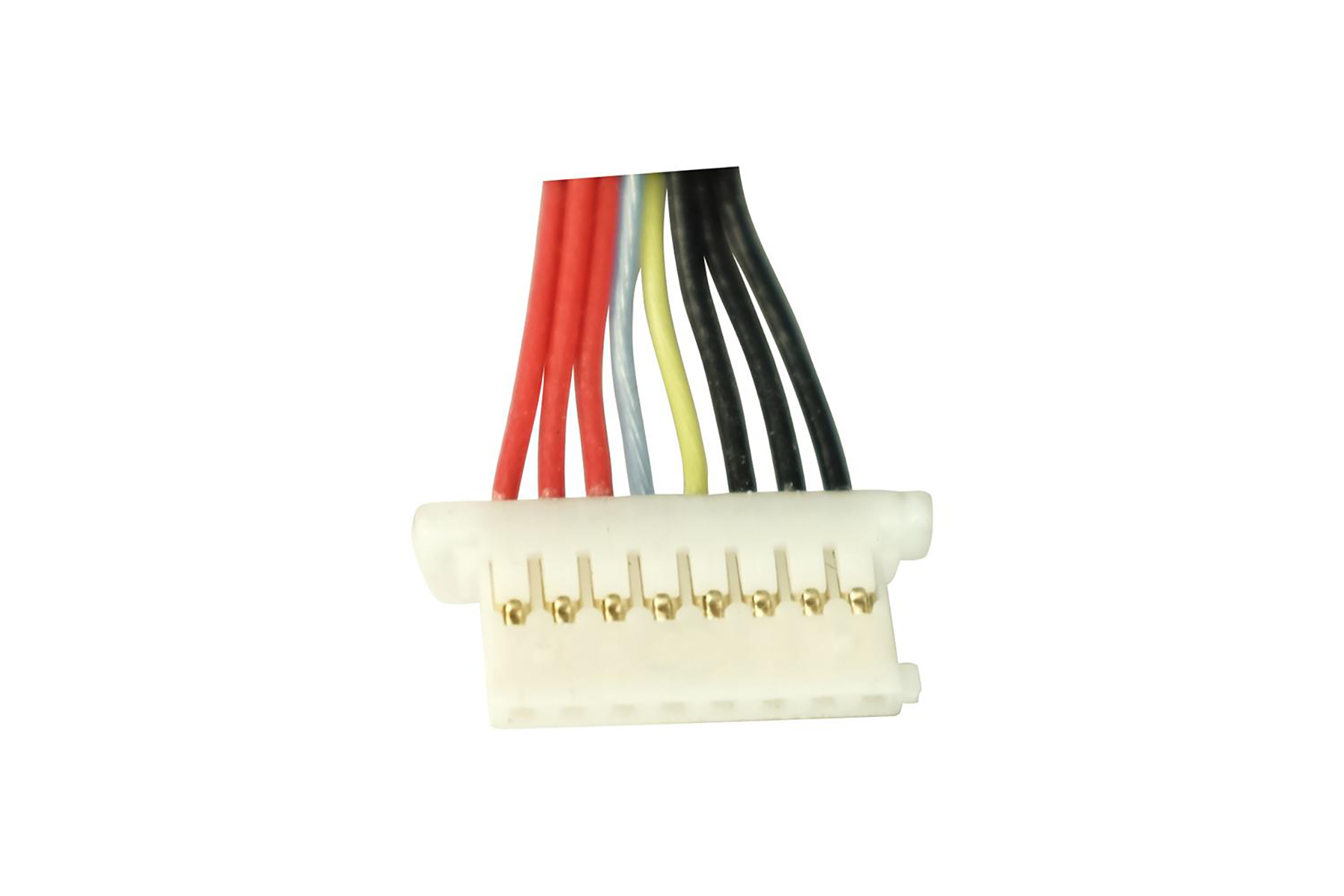Ein weißer Stecker mit mehreren farbigen Drähten: rot, schwarz, gelb, grau. Drähte sind mit Goldstiften verbunden.