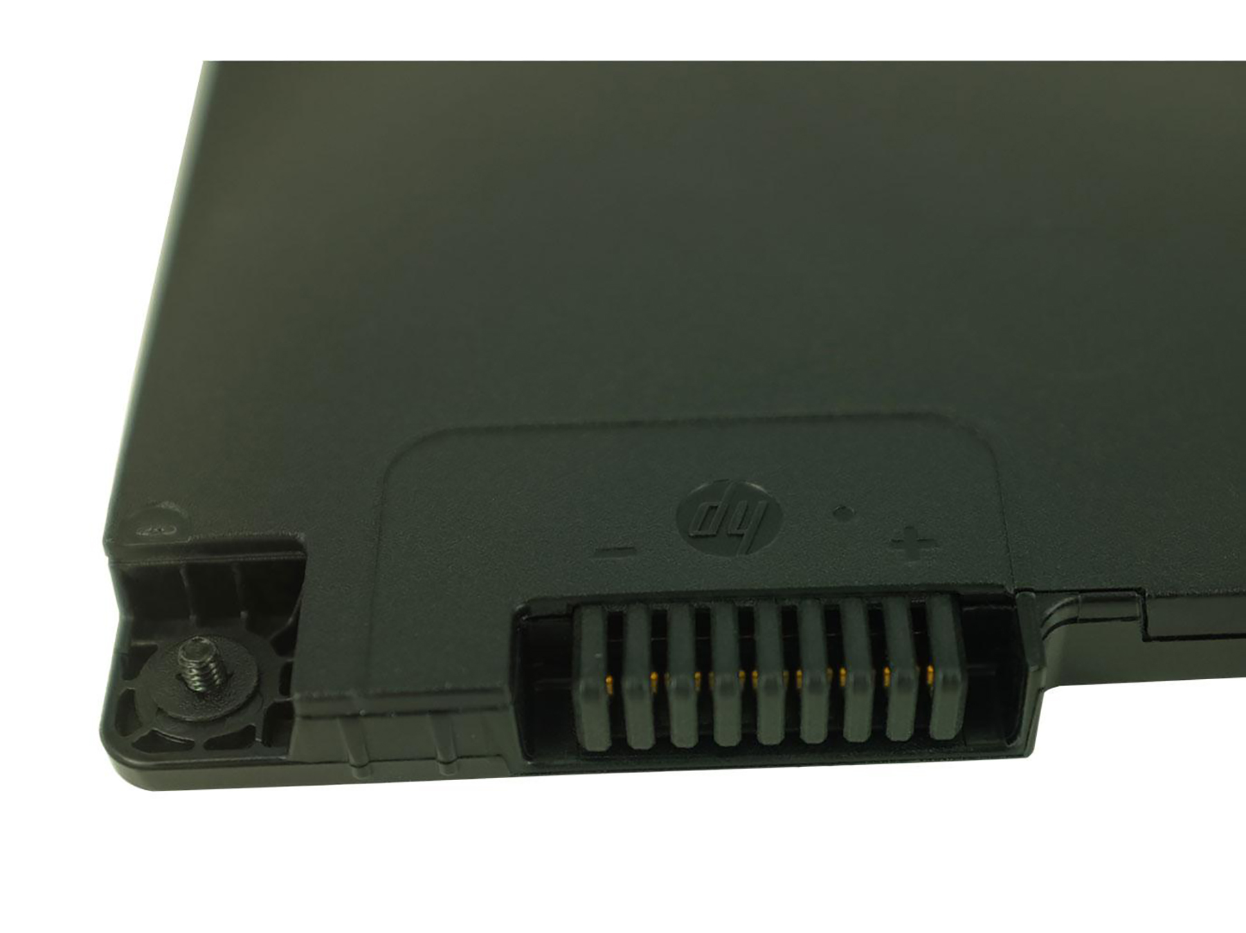 Nahaufnahme eines schwarzen HP Laptop-Akkus. Er hat einen Anschluss, eine Schraube und das HP-Logo.