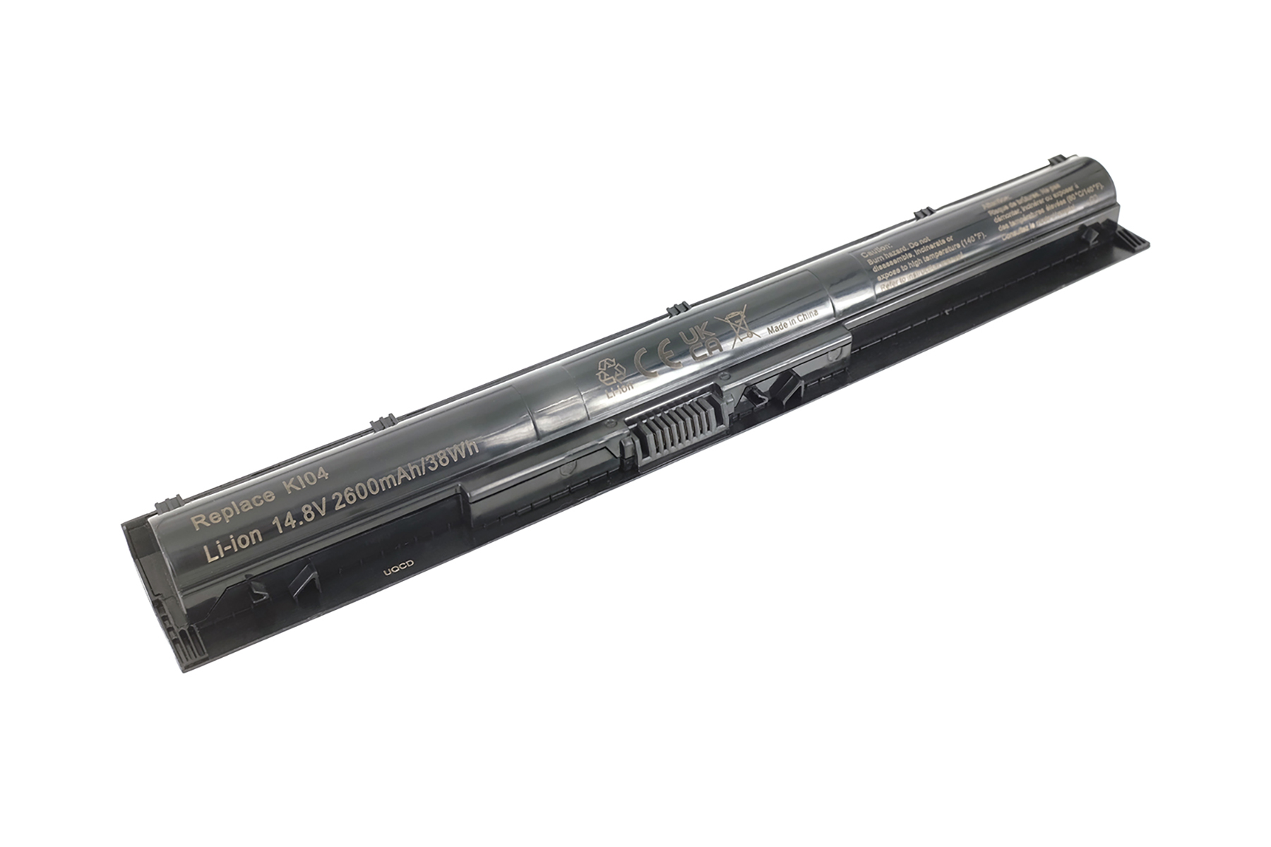 Ein dunkelgrauer Laptop-Akku auf weißem Hintergrund. Er trägt die Aufschrift: Replace K104, Li-ion 14.8V 2600mAh/38Wh und Sicherheitshinweise.