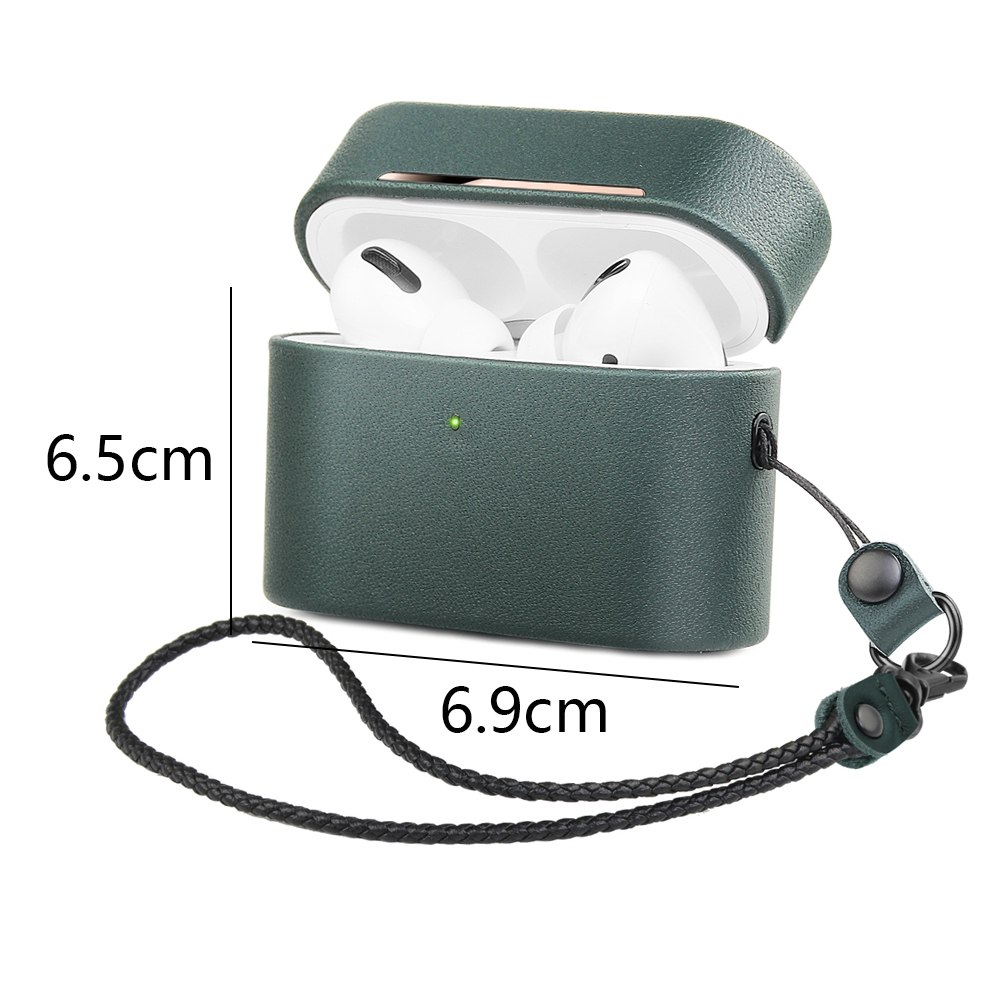 Grüne AirPod-Hülle mit weißen AirPods darin. Sie hat einen schwarzen Riemen und die Maße: 6,5 cm hoch und 6,9 cm breit.