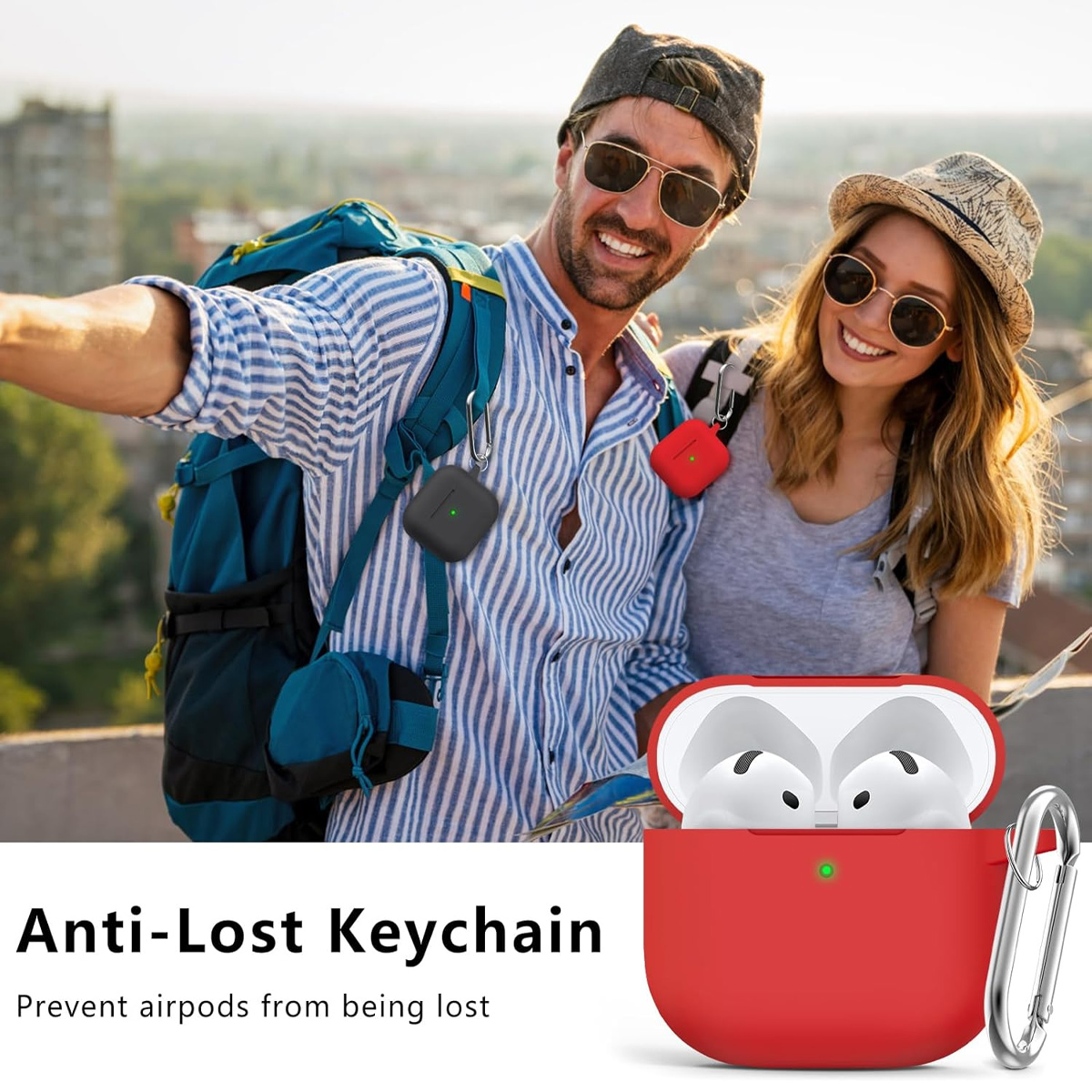 Zwei Personen mit Sonnenbrillen halten AirPods-Hüllen. Eine schwarz, eine rot. Eine rote Hülle mit weißen AirPods ist unten geöffnet.