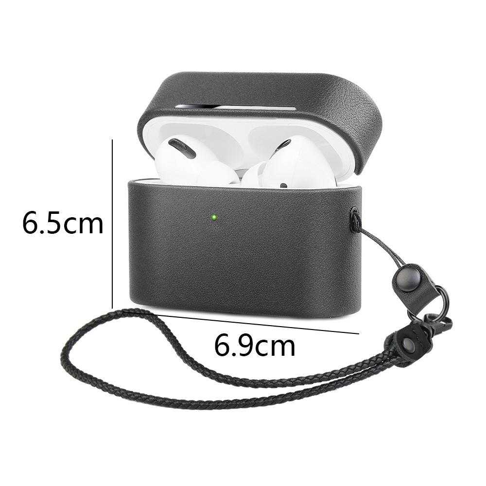 Schwarzes AirPods-Etui offen, zeigt weiße Ohrhörer. Maße: 6,5 cm hoch und 6,9 cm breit. Inklusive schwarzem Schlüsselband.