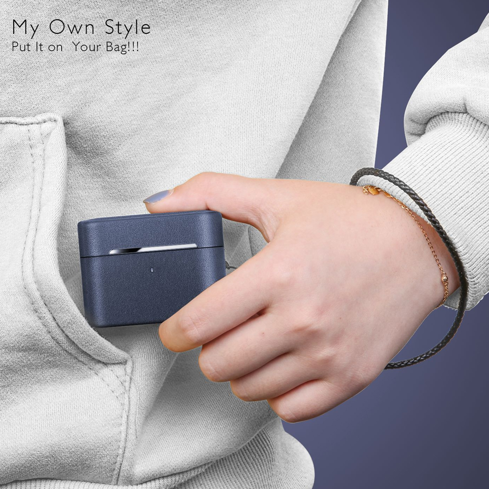 Eine Person hält eine dunkelblaue Hülle in der Hand, mit einem Armband am Handgelenk. Die Person trägt einen weißen Hoodie.