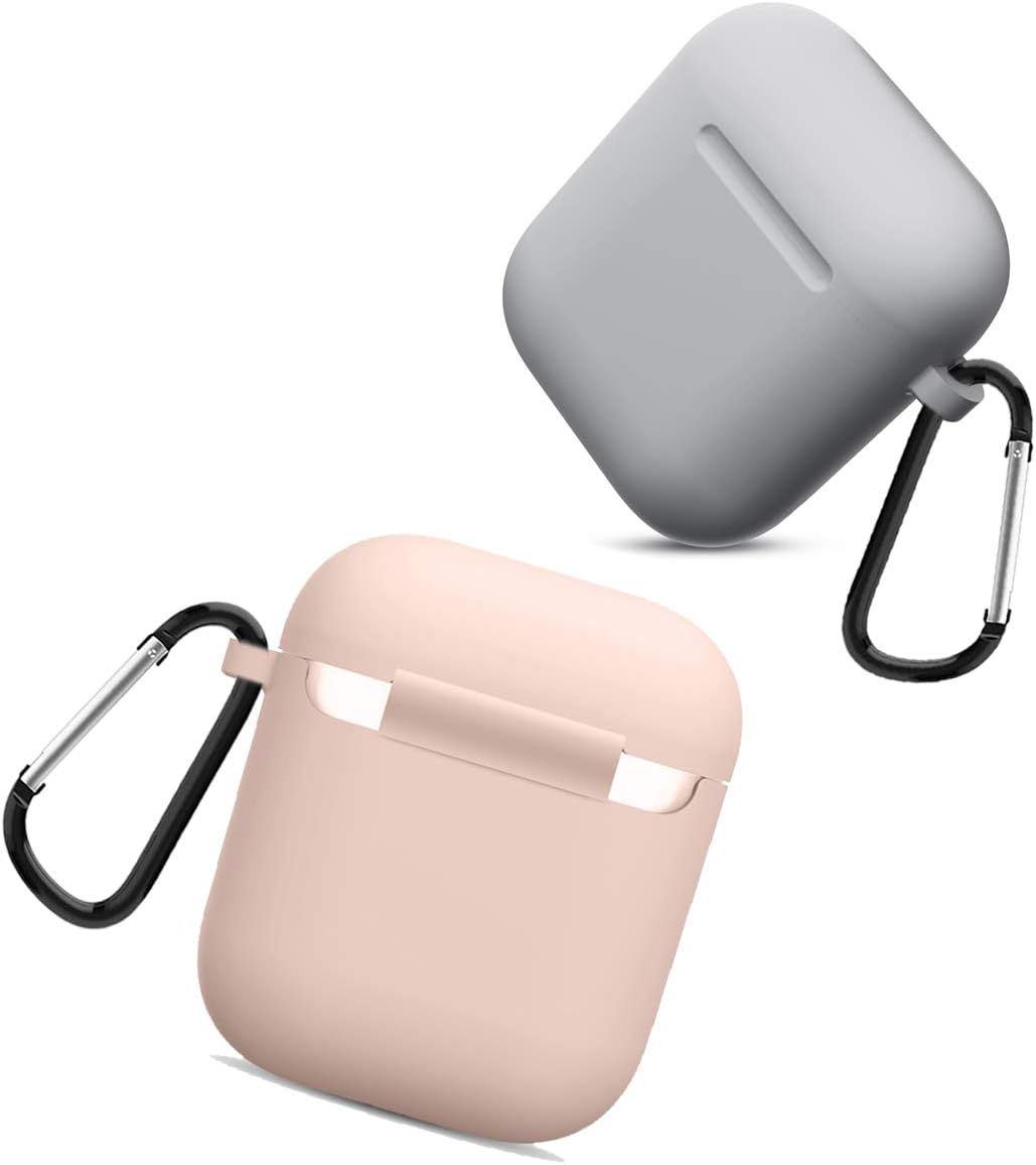 Zwei AirPod-Hüllen: eine rosa und eine graue. Beide haben Karabinerhaken. Weißer Hintergrund. Obere Hülle ist geneigt.