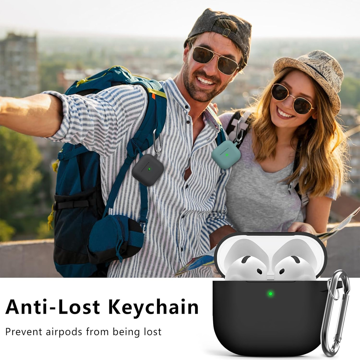 Ein lächelndes Paar hält AirPod-Hüllen. Einer hat einen Rucksack. Eine schwarze AirPod-Hülle ist im Vordergrund geöffnet mit grünem Licht.