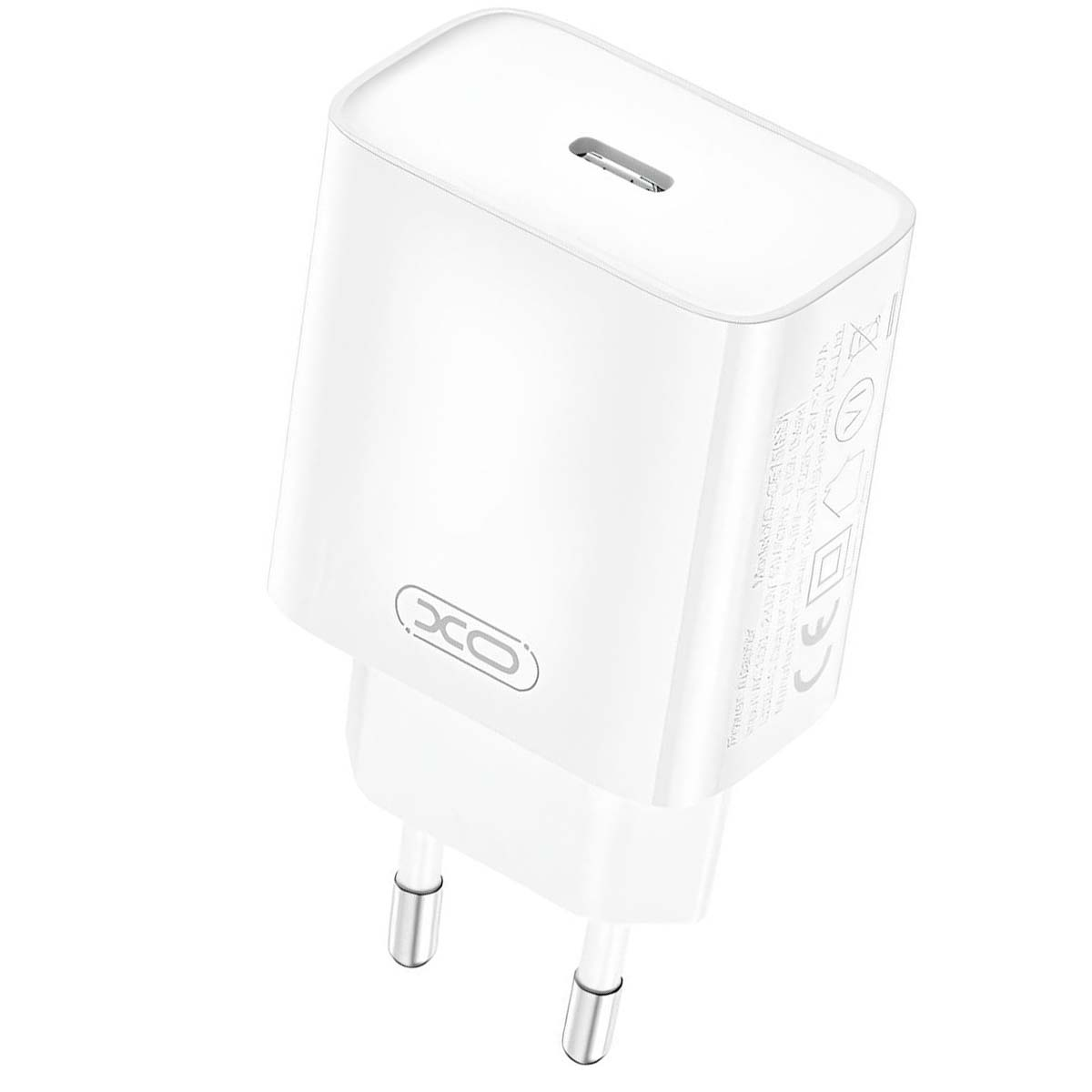 Un caricabatterie per telefono bianco con porta USB-C. Ha due spine per la presa e un logo laterale. Lo sfondo è bianco.