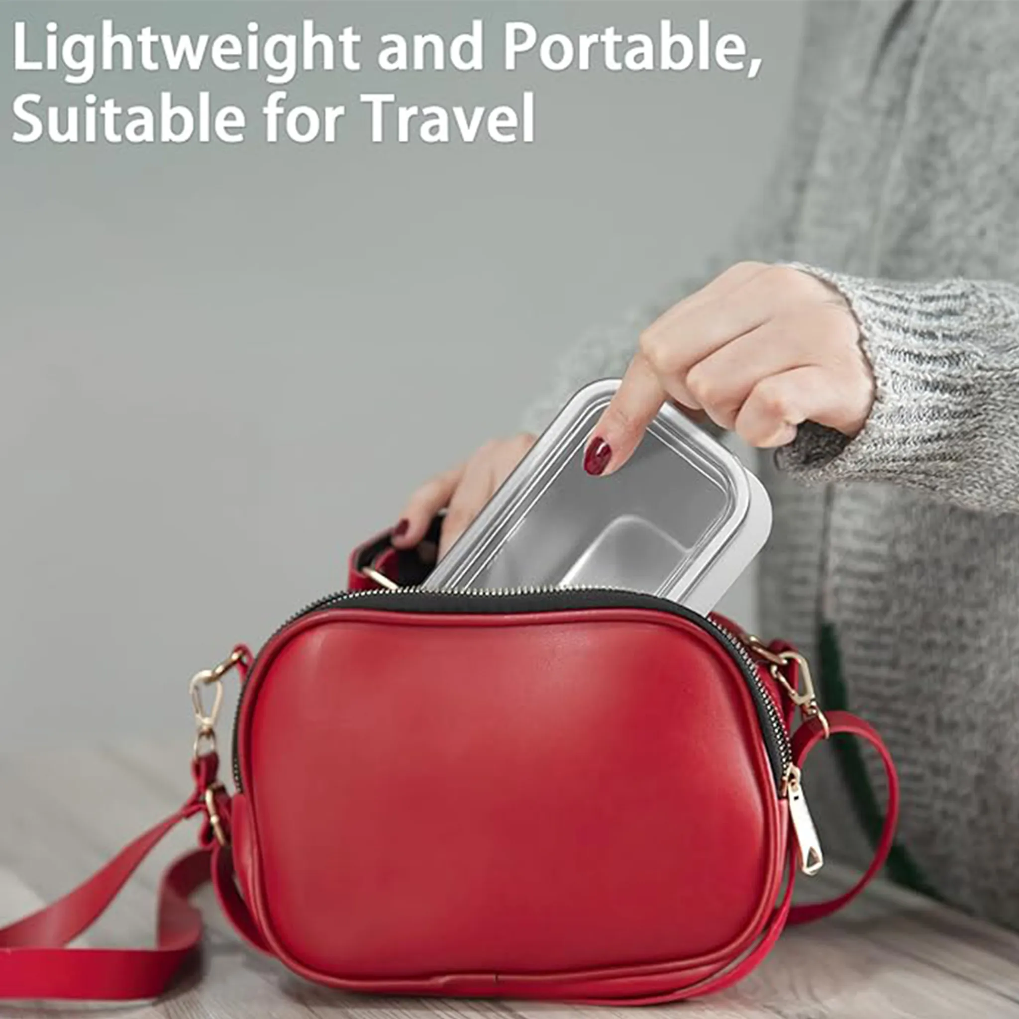 Eine Person legt eine Lunchbox in eine rote Handtasche. Der Text oben lautet 'Leicht und tragbar, geeignet für Reisen'.