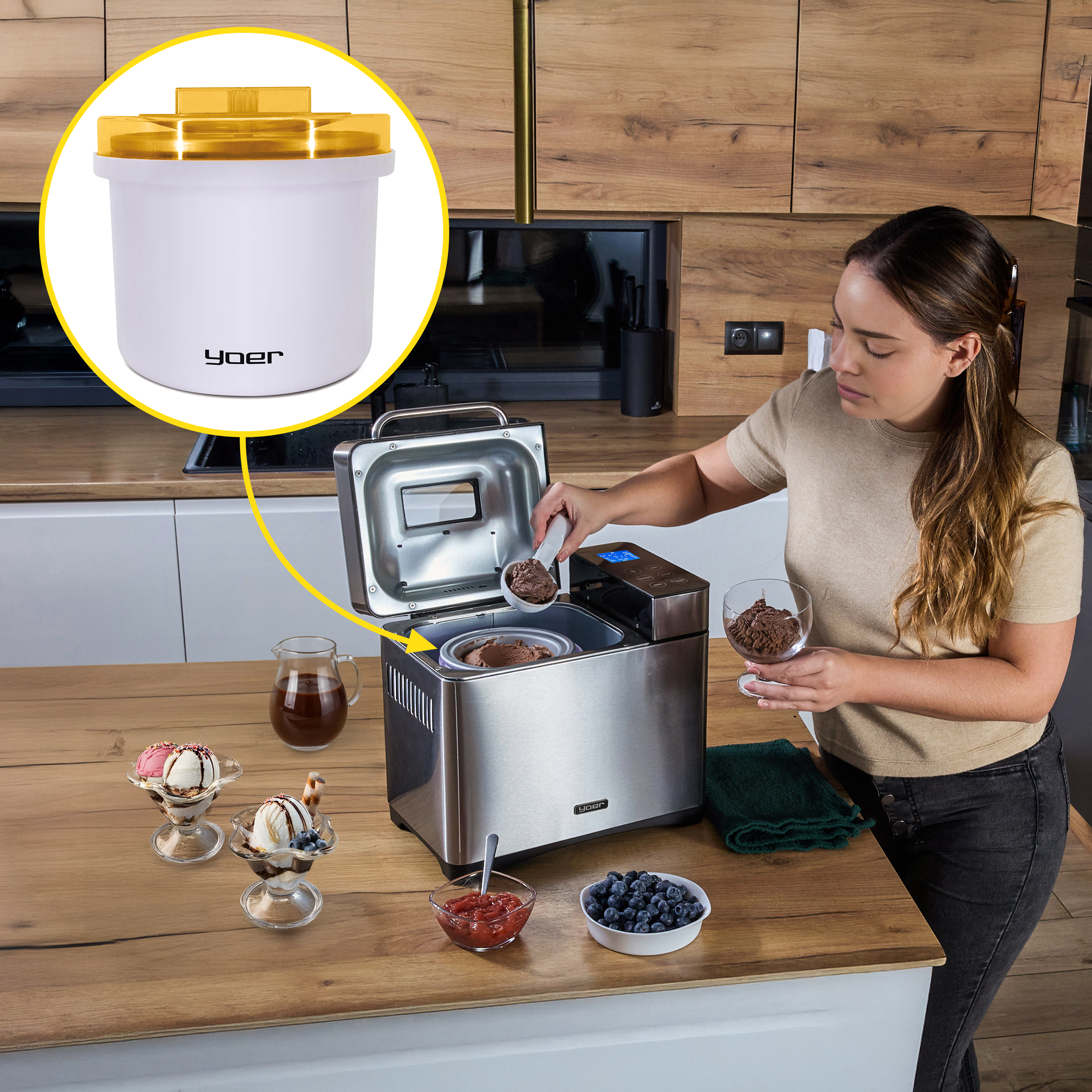 Kobieta robi lody maszyną. Na blacie puchary lodowe, dodatki i owoce.