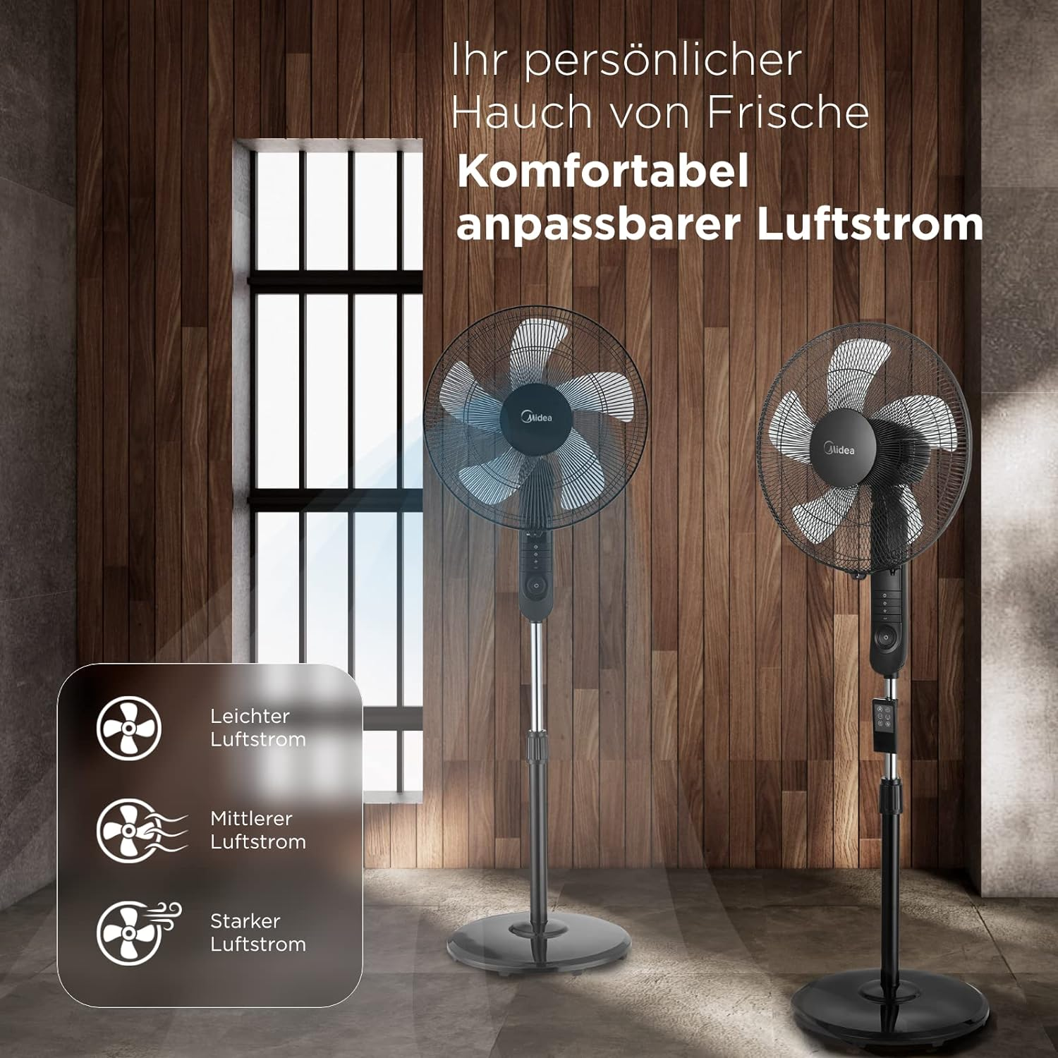 Dwa czarne wentylatory Midea z regulowanym przepływem powietrza w pokoju z drewnianymi panelami. Niemiecki tekst promuje wentylatory.
