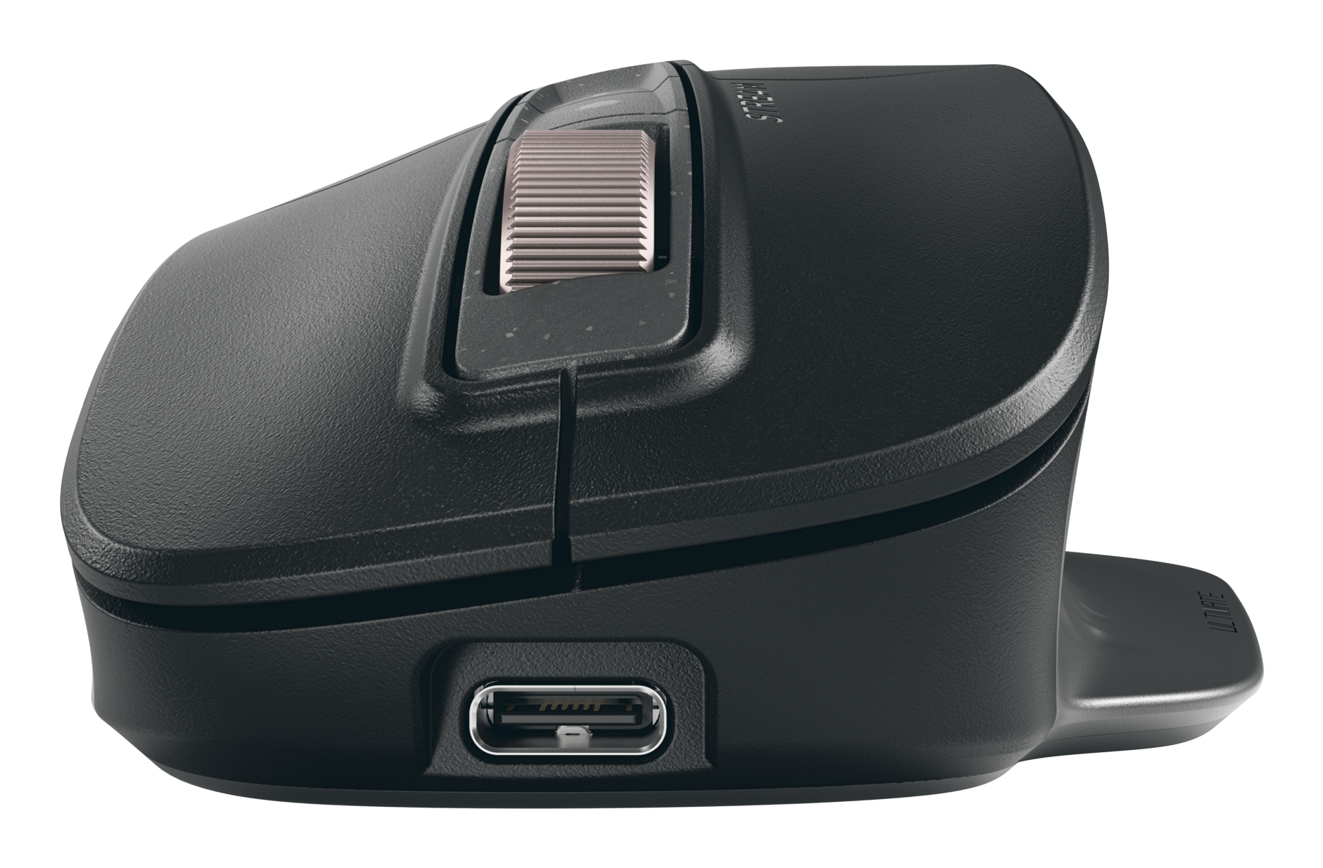 Un mouse per computer nero con una rotella di scorrimento su sfondo bianco. Ha una porta USB e una piccola base.