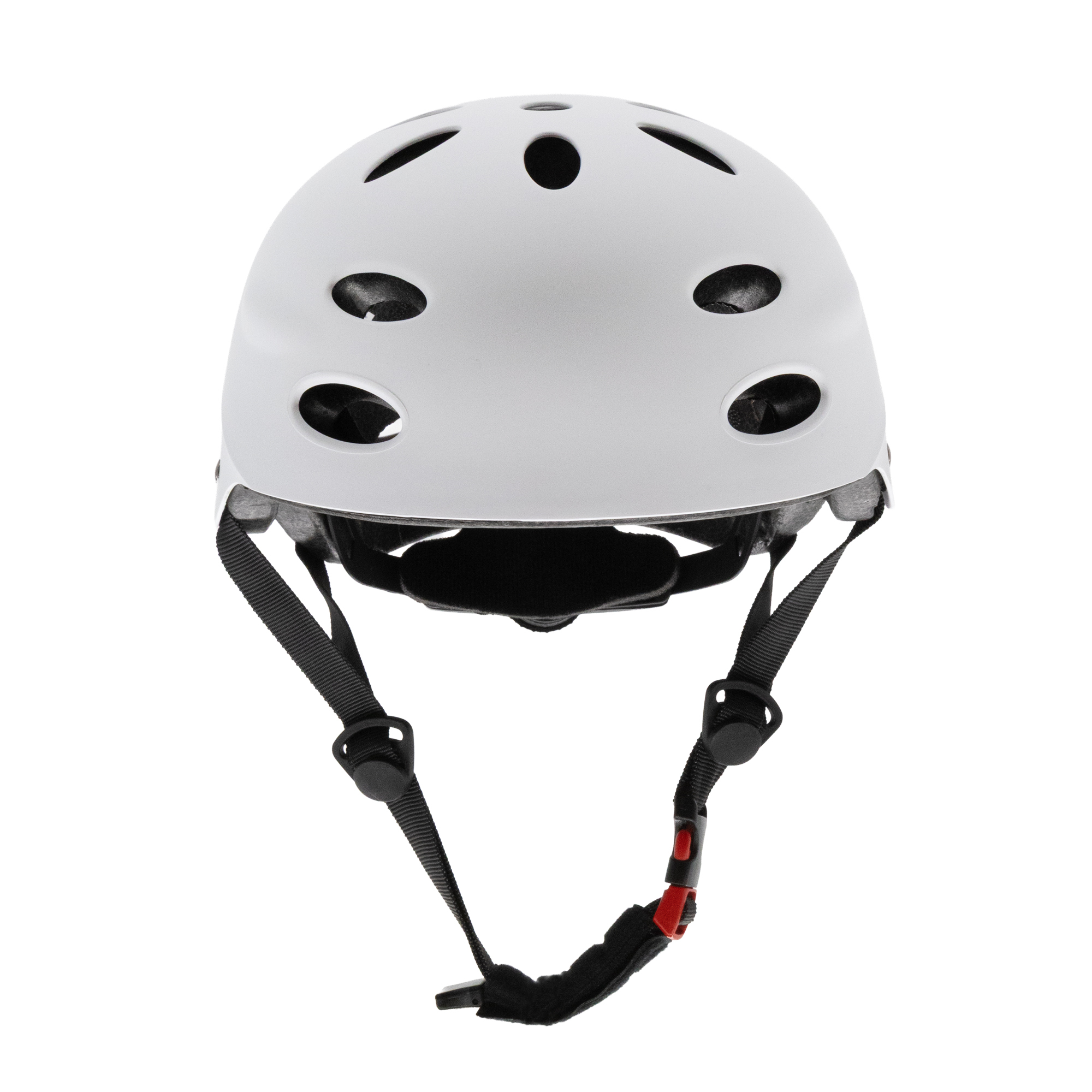 Un casco blanco con correas negras y un cierre rojo. Tiene varios orificios de ventilación y está sobre un fondo blanco.