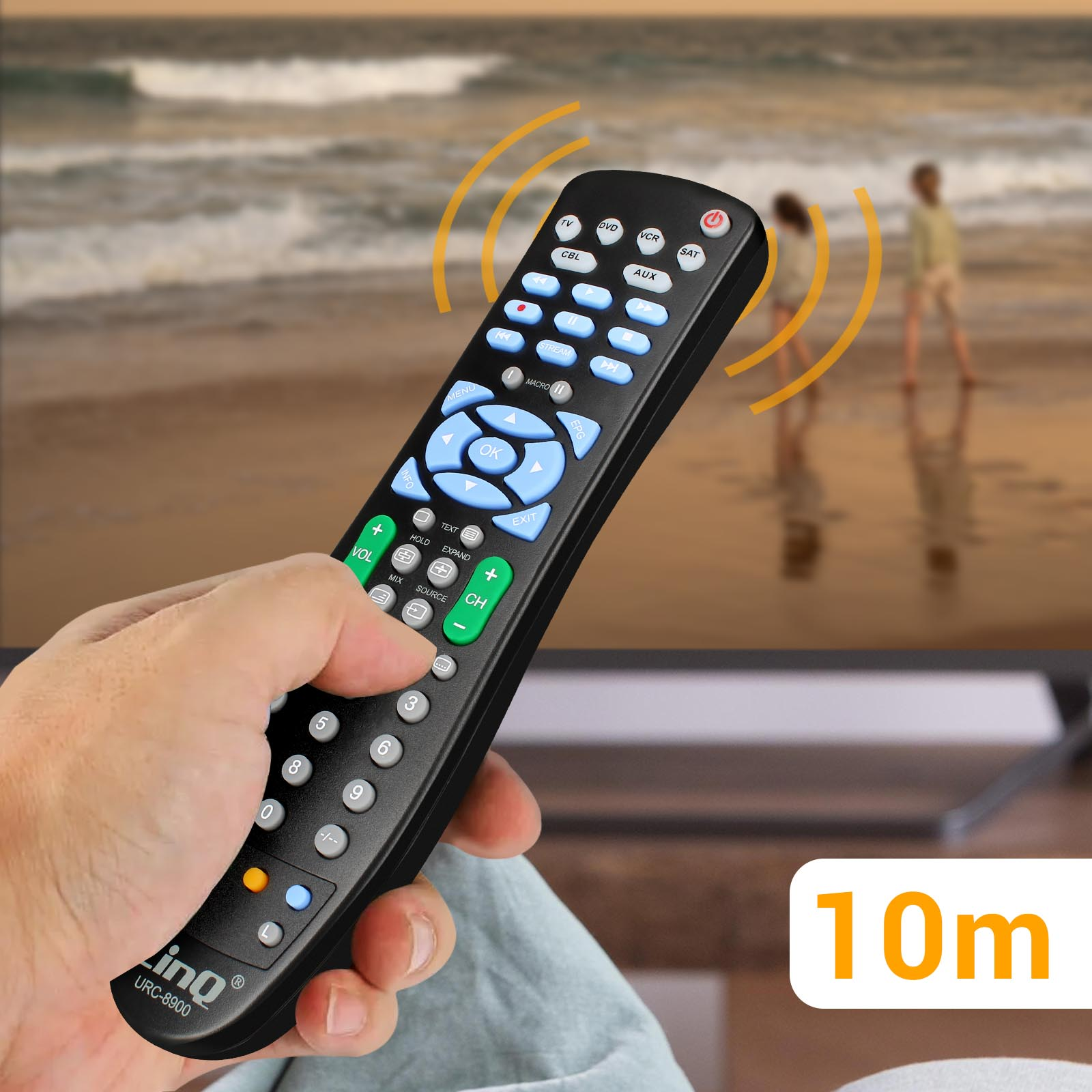 Mano sosteniendo un mando a distancia negro con botones. Dos figuras se ven en un fondo de playa. Un texto de 10m aparece en la esquina inferior derecha.