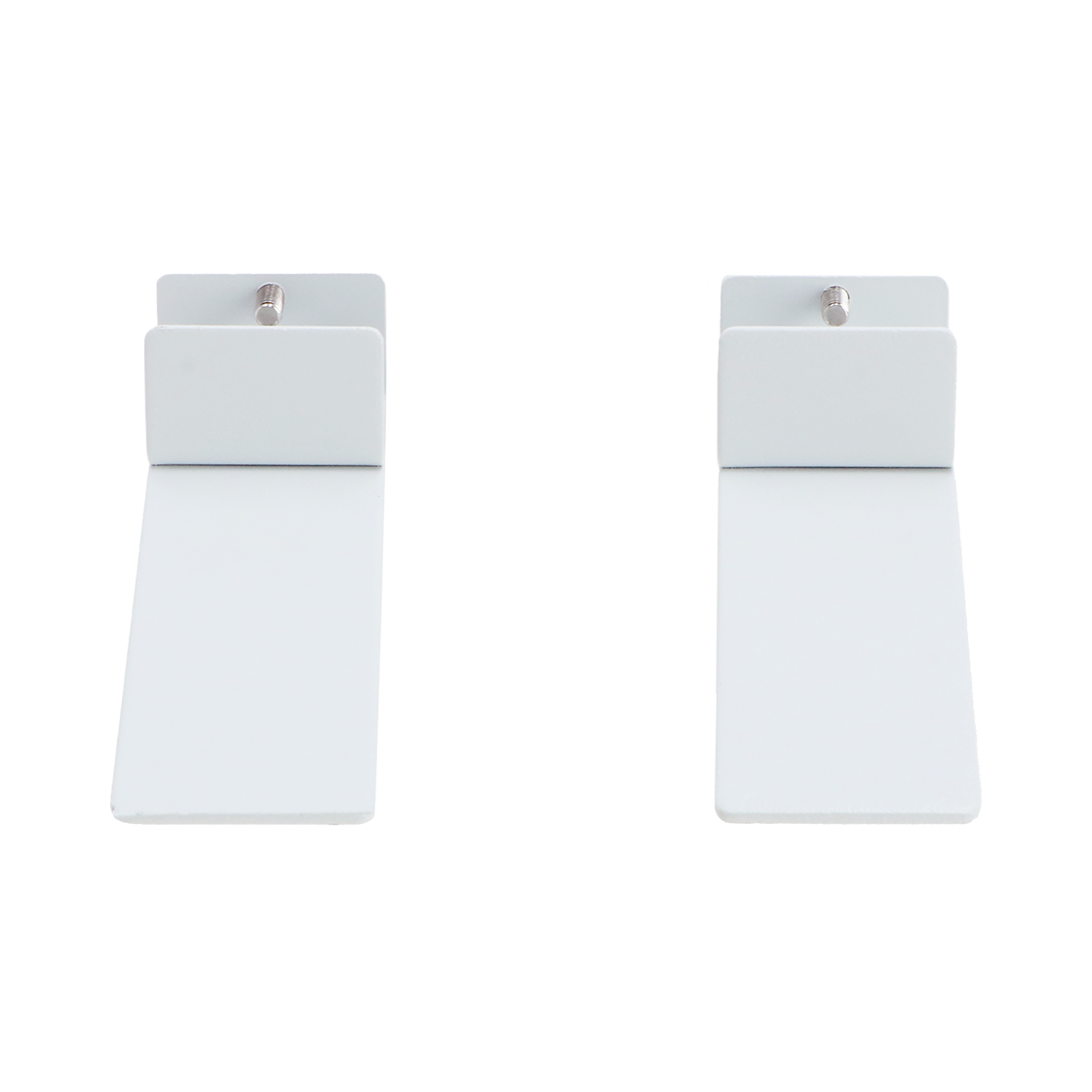Twee witte metalen plankbeugels. Elk heeft een rechthoekige basis, een verticale plaat en een zilveren schroef.