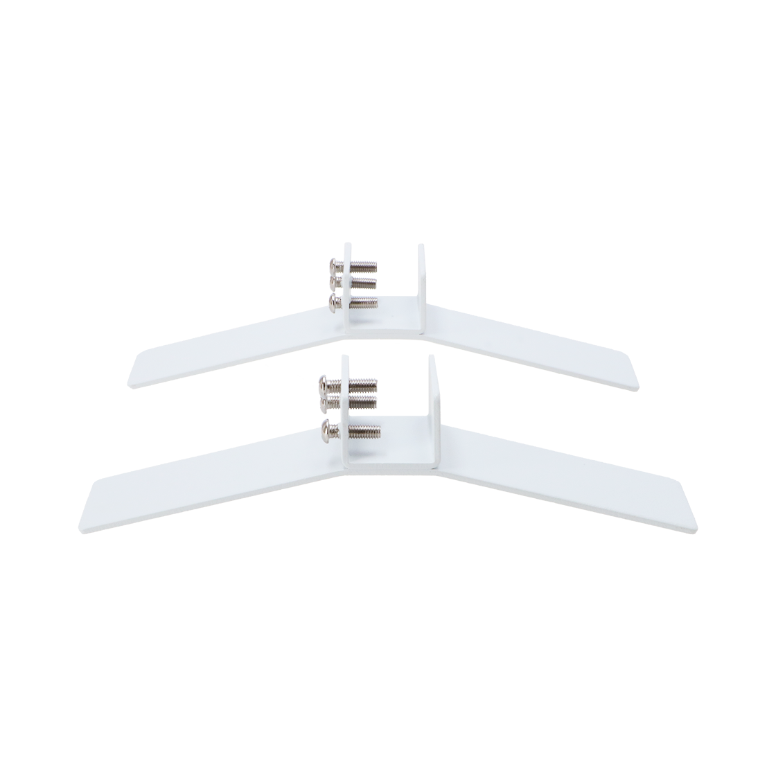 Twee witte metalen TV-standvoeten met schroeven. Ze staan op een witte achtergrond.