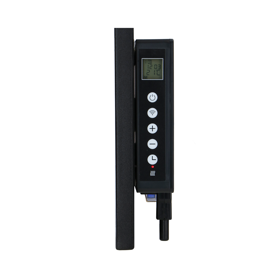 Zwart digitaal bedieningspaneel voor de verwarming met een display, knoppen en een netsnoer. Het display toont tijd en temperatuur.