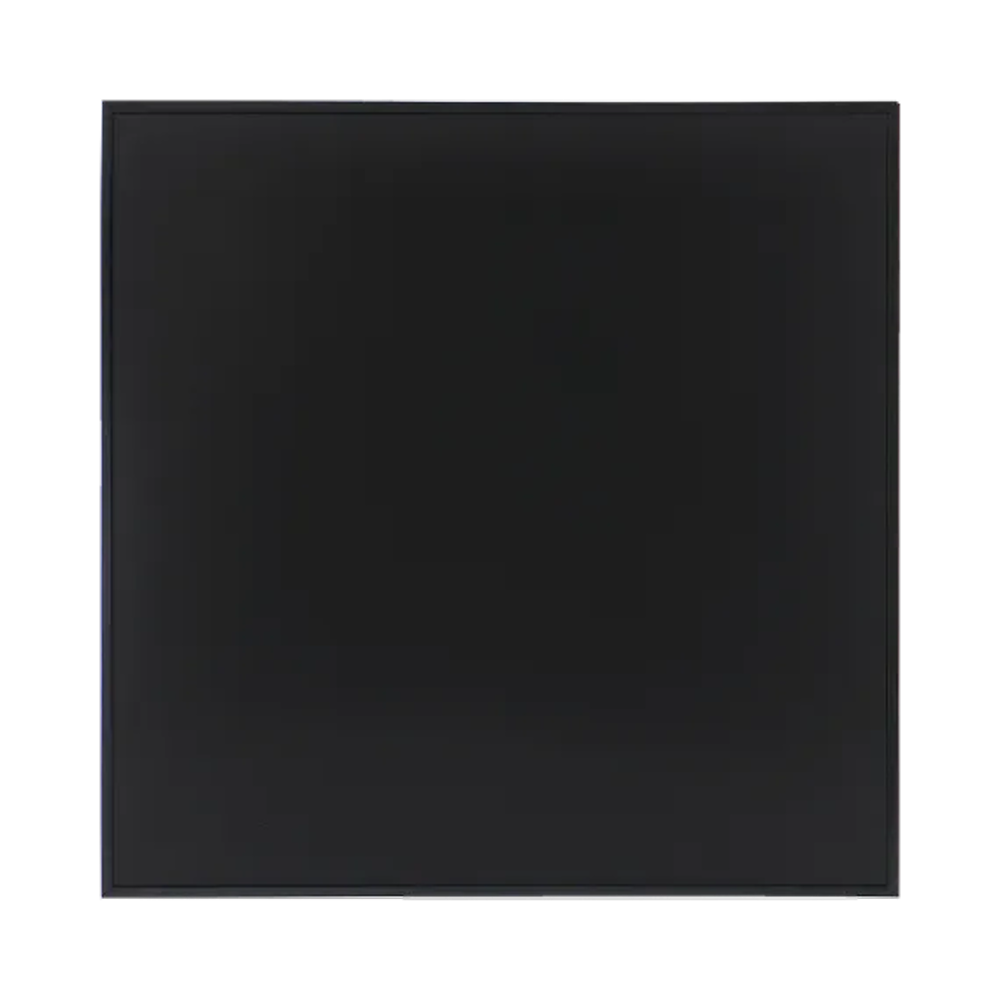 Een vierkant, zwart object met een dun, donker kader is gecentreerd op een zwarte achtergrond. Het object is effen en karakterloos.
