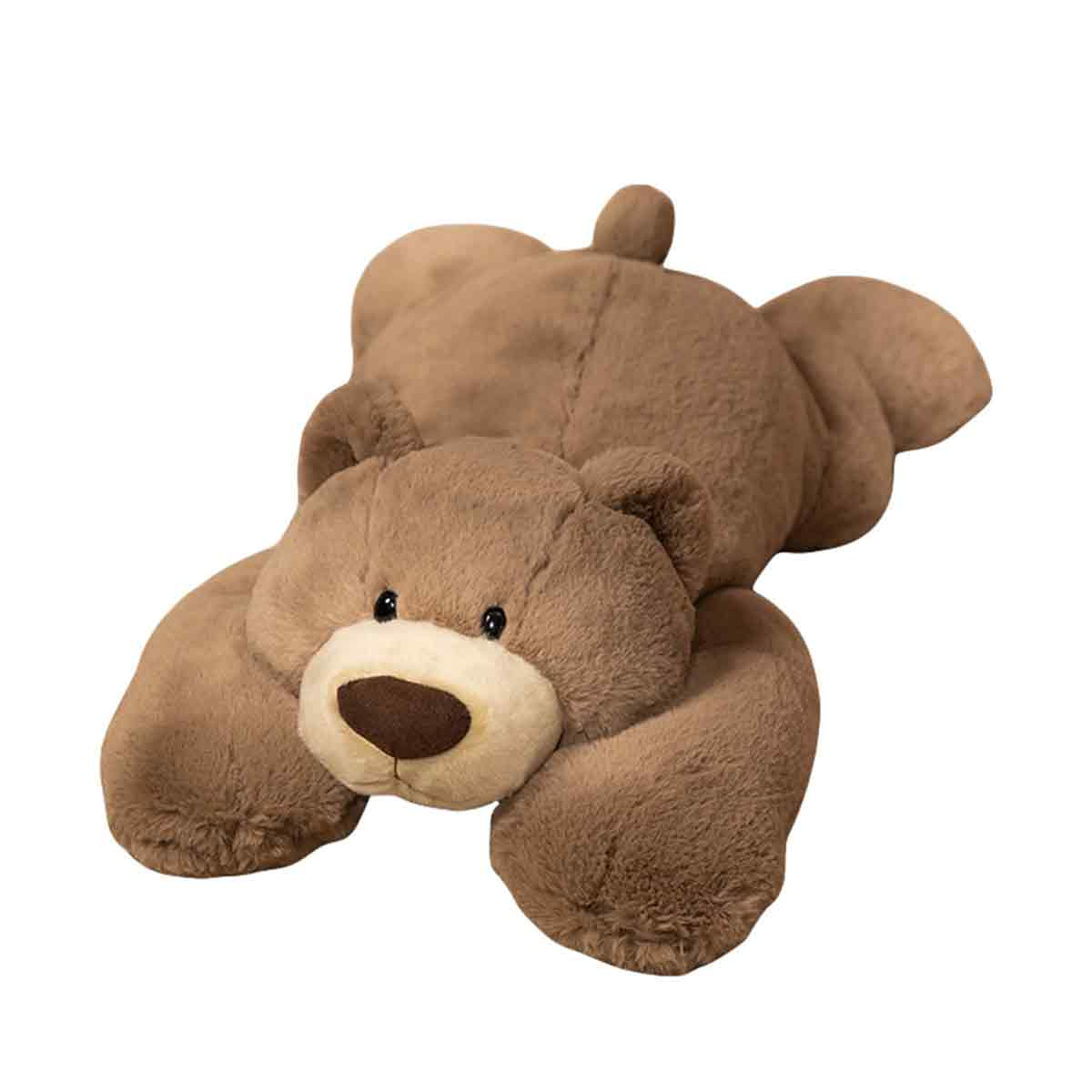 Ein großer, brauner Teddybär liegt. Er hat eine cremefarbene Schnauze und dunkle Augen. Das Fell ist weich und flauschig.