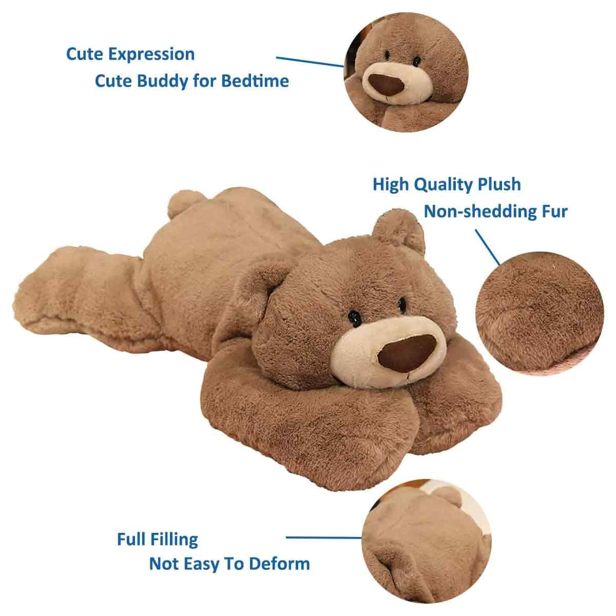 Ein brauner Plüschteddybär liegt auf dem Bauch. Details heben das Fell, das Gesicht und die Füllung hervor. Text beschreibt Eigenschaften.