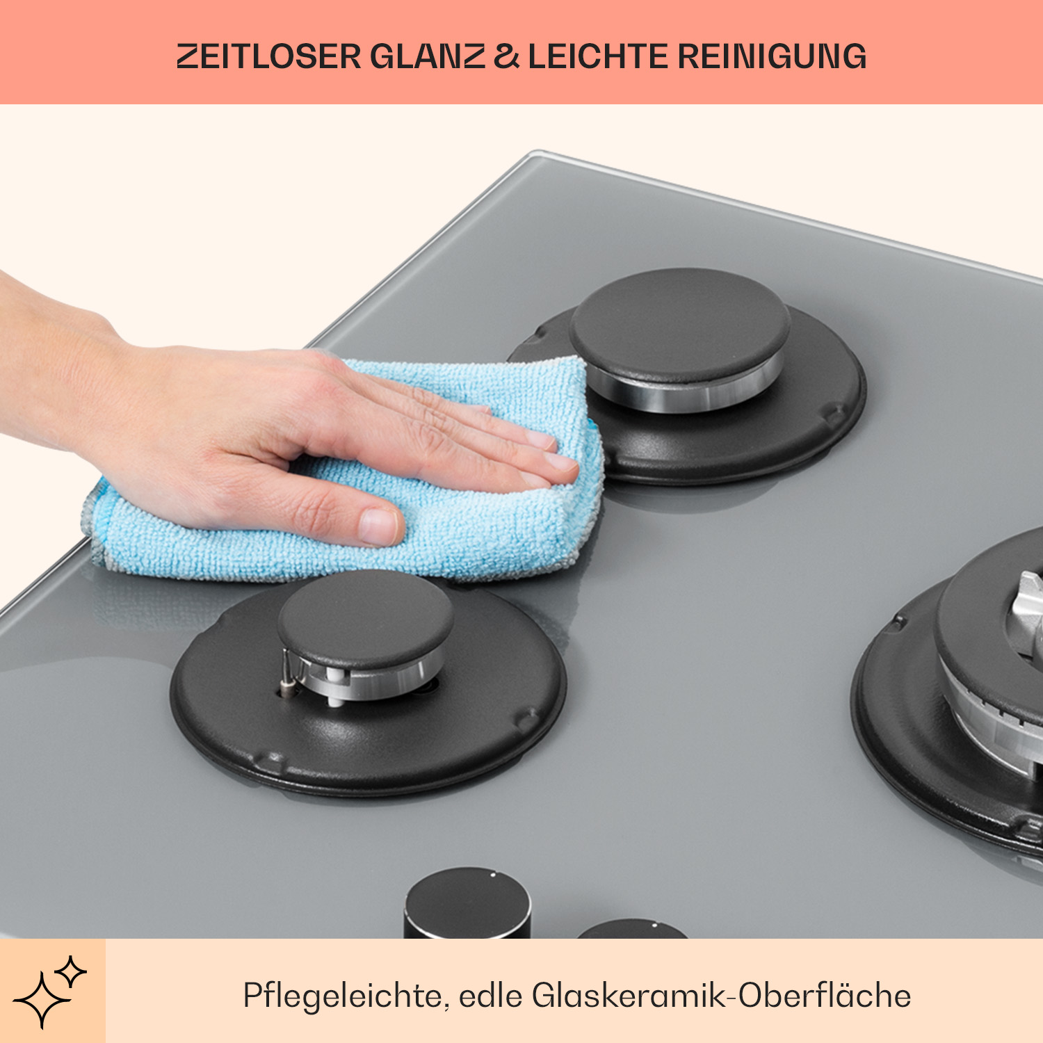 Eine Hand wischt ein blaues Tuch über ein graues Glaskeramikkochfeld. Schwarze Brenner sind sichtbar. Der Hintergrund ist cremefarben.
