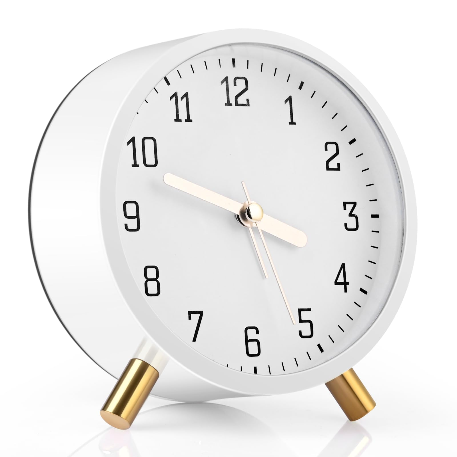 Orologio analogico bianco con numeri neri e gambe dorate, lancette alle 9:48. L'orologio è su una superficie bianca.