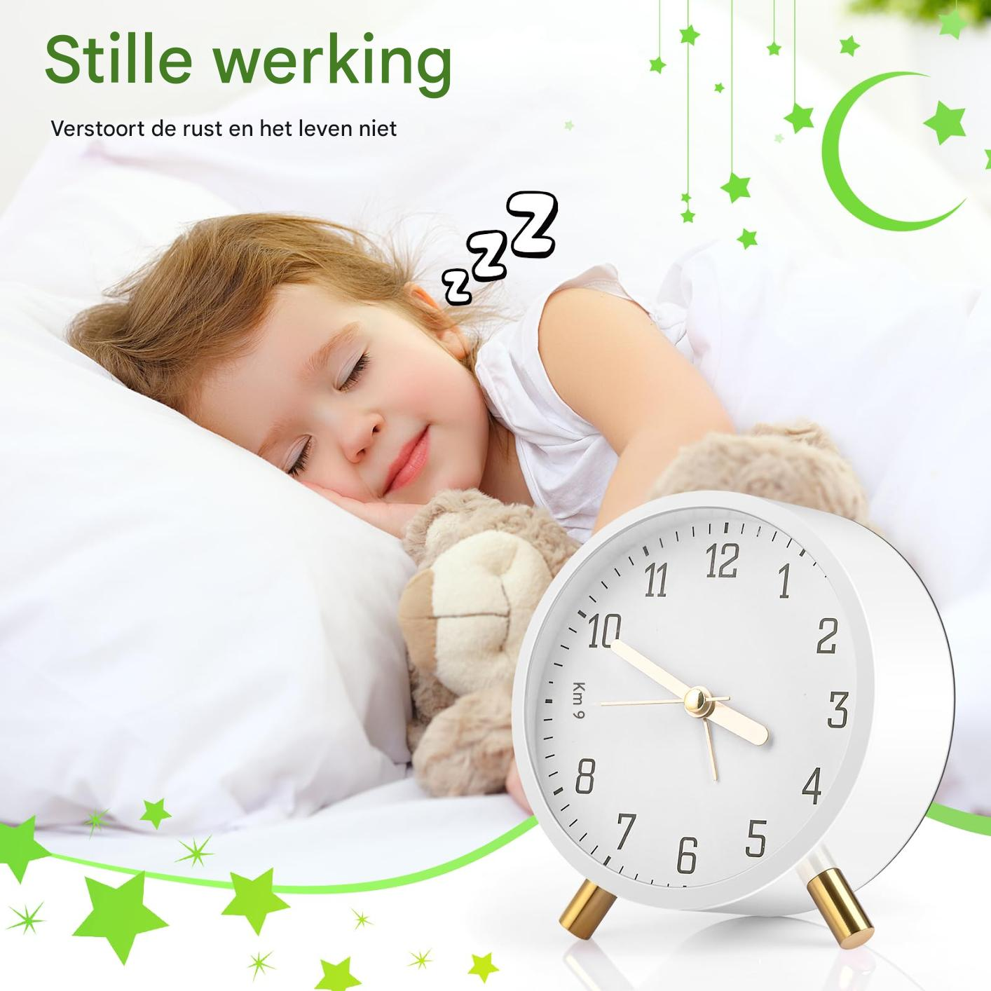 Un bambino che dorme con un orsacchiotto accanto a una sveglia bianca. Stelle verdi e forme di luna decorano lo sfondo.